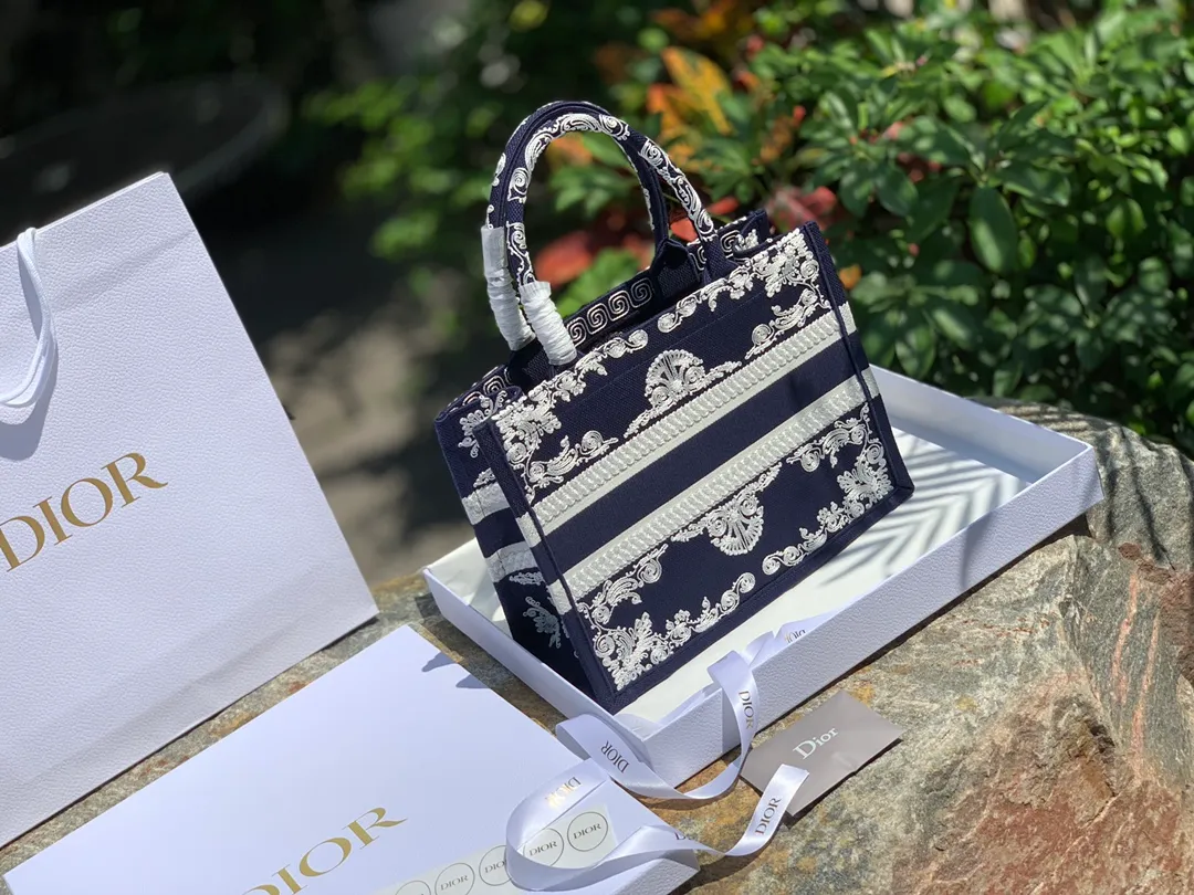 ❗️❗️❗️Free shipping with SF Express for year-end events❗️❗️❗️💰1500 Size 36.5 x 28 x 17.5 CM Latest blue embroidery. Overseas original factory channels! Can be directly supplied to major purchasing platforms at home and abroad! The Lady D-Lite handbag combines classic elegance with the D brand's stylish flair. Blue style, white stitch pattern embroidery, just like a work full of ancient Greek style! The best concave shape artifact that is very suitable for taking to the beach or traveling! Picking it up feels like holding a piece of art, it’s eye-catching and worth five stars!