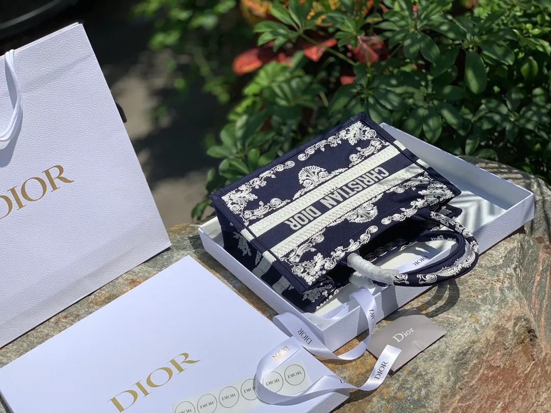 ❗️❗️❗️Free shipping with SF Express for year-end events❗️❗️❗️💰1500 Size 36.5 x 28 x 17.5 CM Latest blue embroidery. Overseas original factory channels! Can be directly supplied to major purchasing platforms at home and abroad! The Lady D-Lite handbag combines classic elegance with the D brand's stylish flair. Blue style, white stitch pattern embroidery, just like a work full of ancient Greek style! The best concave shape artifact that is very suitable for taking to the beach or traveling! Picking it up feels like holding a piece of art, it’s eye-catching and worth five stars!