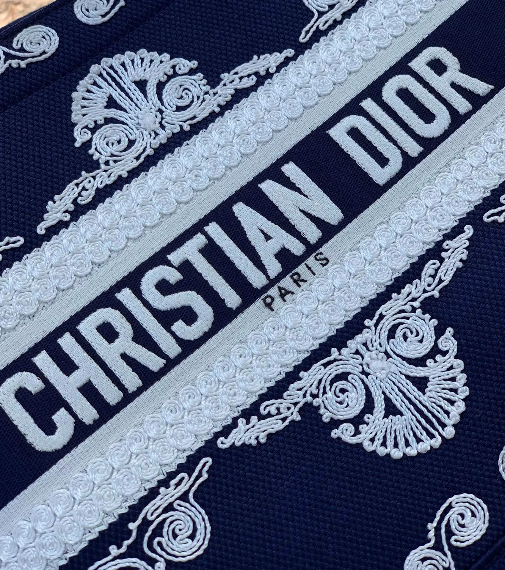 ❗️❗️❗️Free shipping with SF Express for year-end events❗️❗️❗️💰1500 Size 36.5 x 28 x 17.5 CM Latest blue embroidery. Overseas original factory channels! Can be directly supplied to major purchasing platforms at home and abroad! The Lady D-Lite handbag combines classic elegance with the D brand's stylish flair. Blue style, white stitch pattern embroidery, just like a work full of ancient Greek style! The best concave shape artifact that is very suitable for taking to the beach or traveling! Picking it up feels like holding a piece of art, it’s eye-catching and worth five stars!