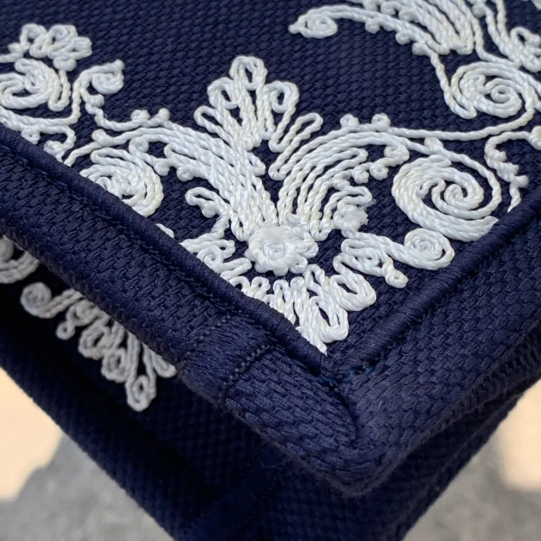 ❗️❗️❗️Free shipping with SF Express for year-end events❗️❗️❗️💰1500 Size 36.5 x 28 x 17.5 CM Latest blue embroidery. Overseas original factory channels! Can be directly supplied to major purchasing platforms at home and abroad! The Lady D-Lite handbag combines classic elegance with the D brand's stylish flair. Blue style, white stitch pattern embroidery, just like a work full of ancient Greek style! The best concave shape artifact that is very suitable for taking to the beach or traveling! Picking it up feels like holding a piece of art, it’s eye-catching and worth five stars!