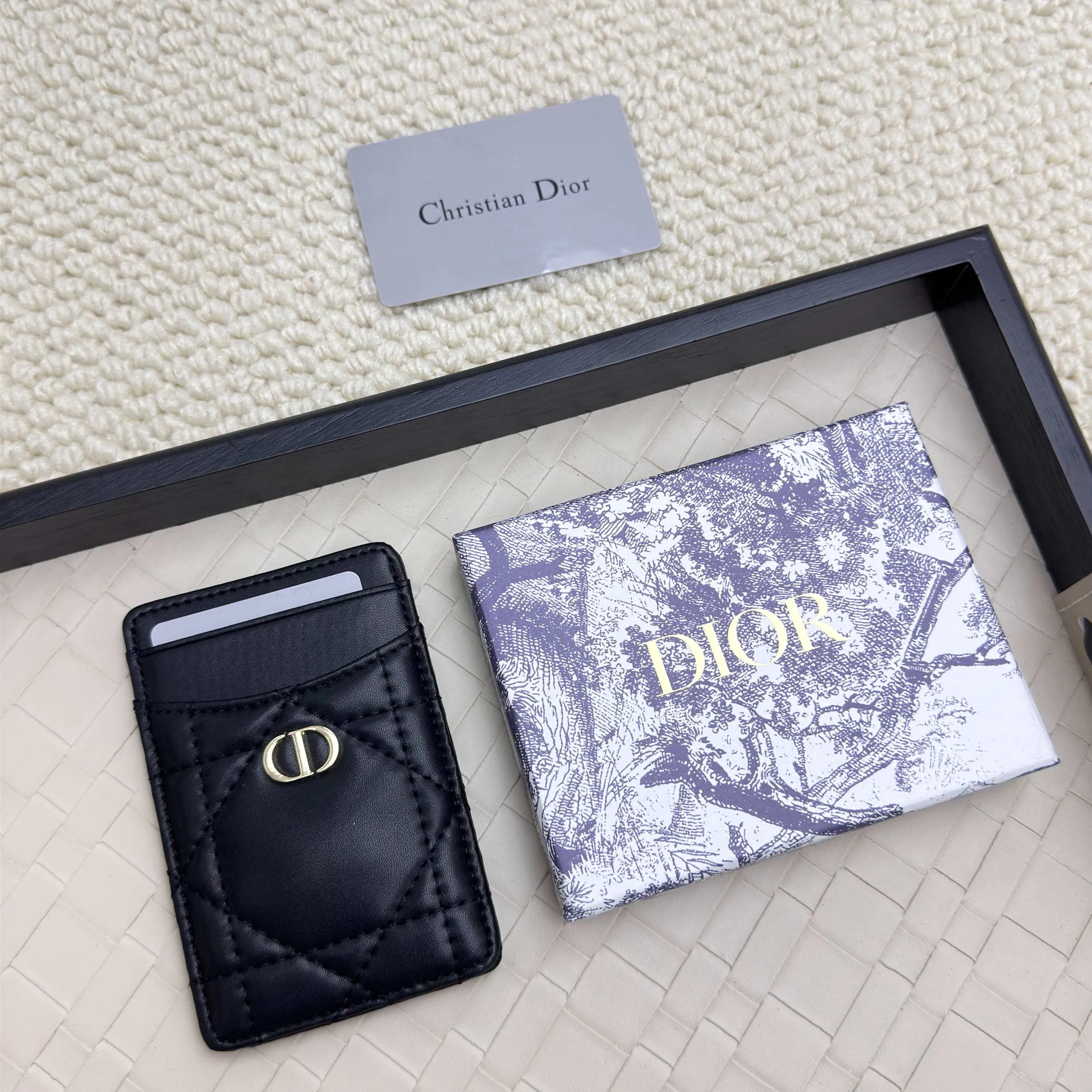 💰100 Dior's new card holder Size: 11*7.5*1, model 2379. It is carefully made of soft cowhide, decorated with cannage pattern topstitching, and embellished with the "CD" logo on the front. Elegant and refined,