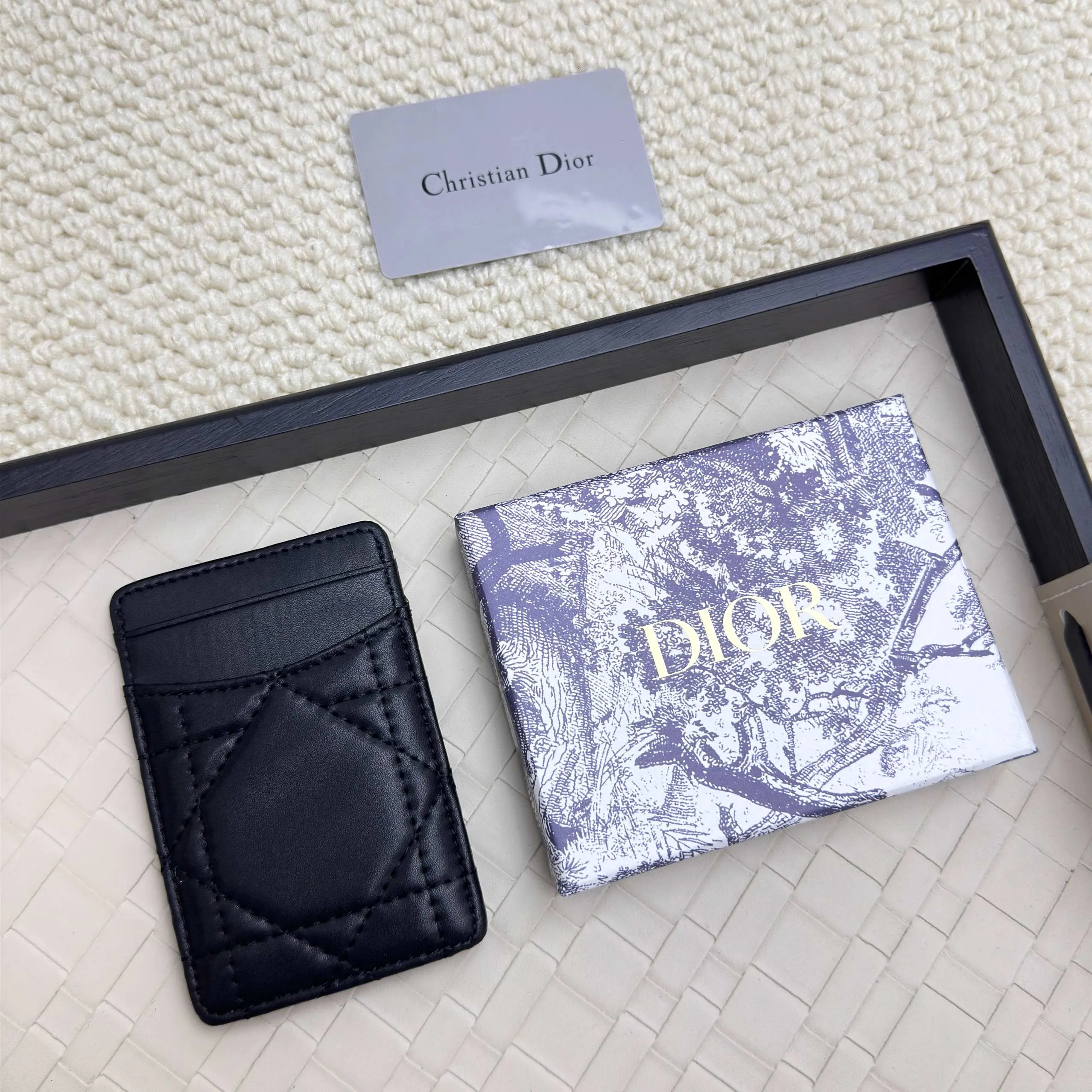 💰100 Dior's new card holder Size: 11*7.5*1, model 2379. It is carefully made of soft cowhide, decorated with cannage pattern topstitching, and embellished with the "CD" logo on the front. Elegant and refined,
