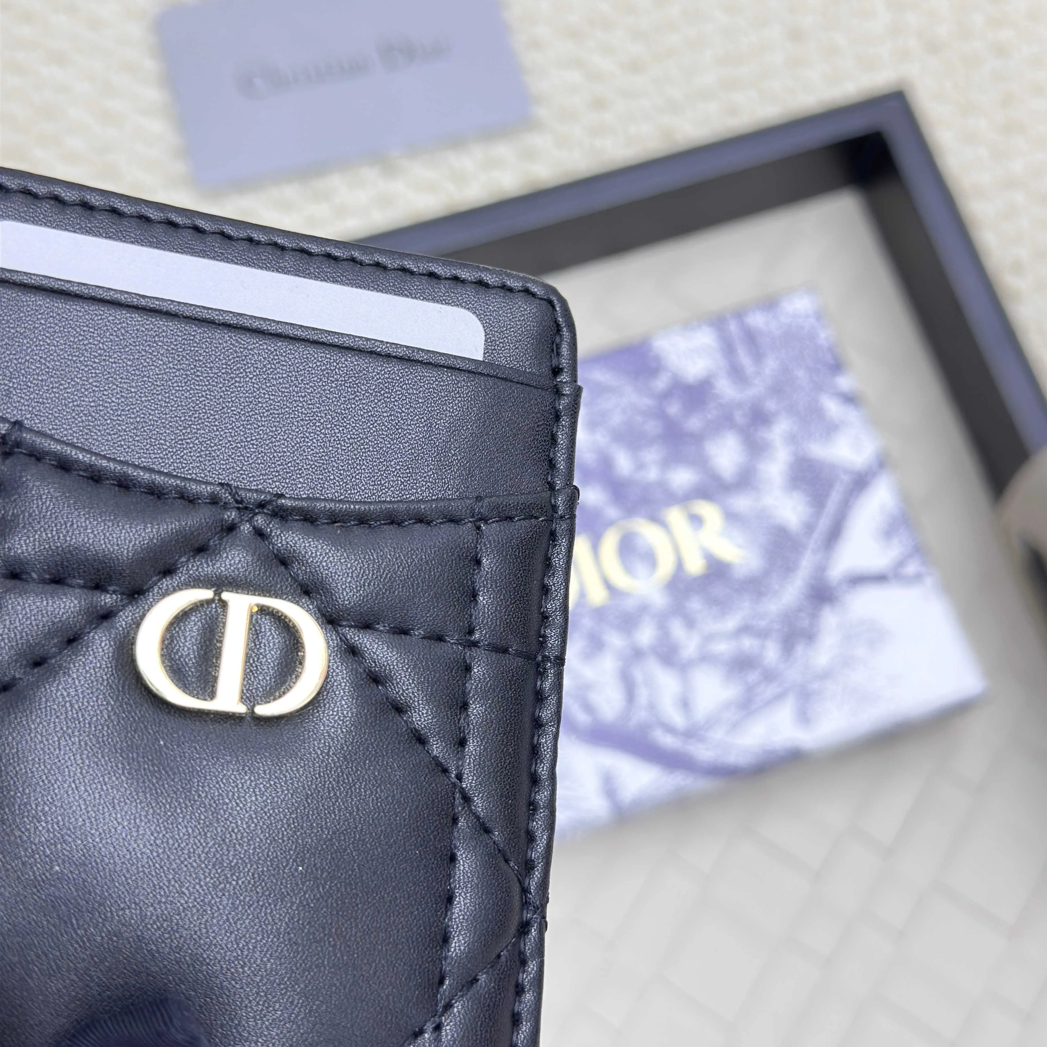 💰100 Dior's new card holder Size: 11*7.5*1, model 2379. It is carefully made of soft cowhide, decorated with cannage pattern topstitching, and embellished with the "CD" logo on the front. Elegant and refined,