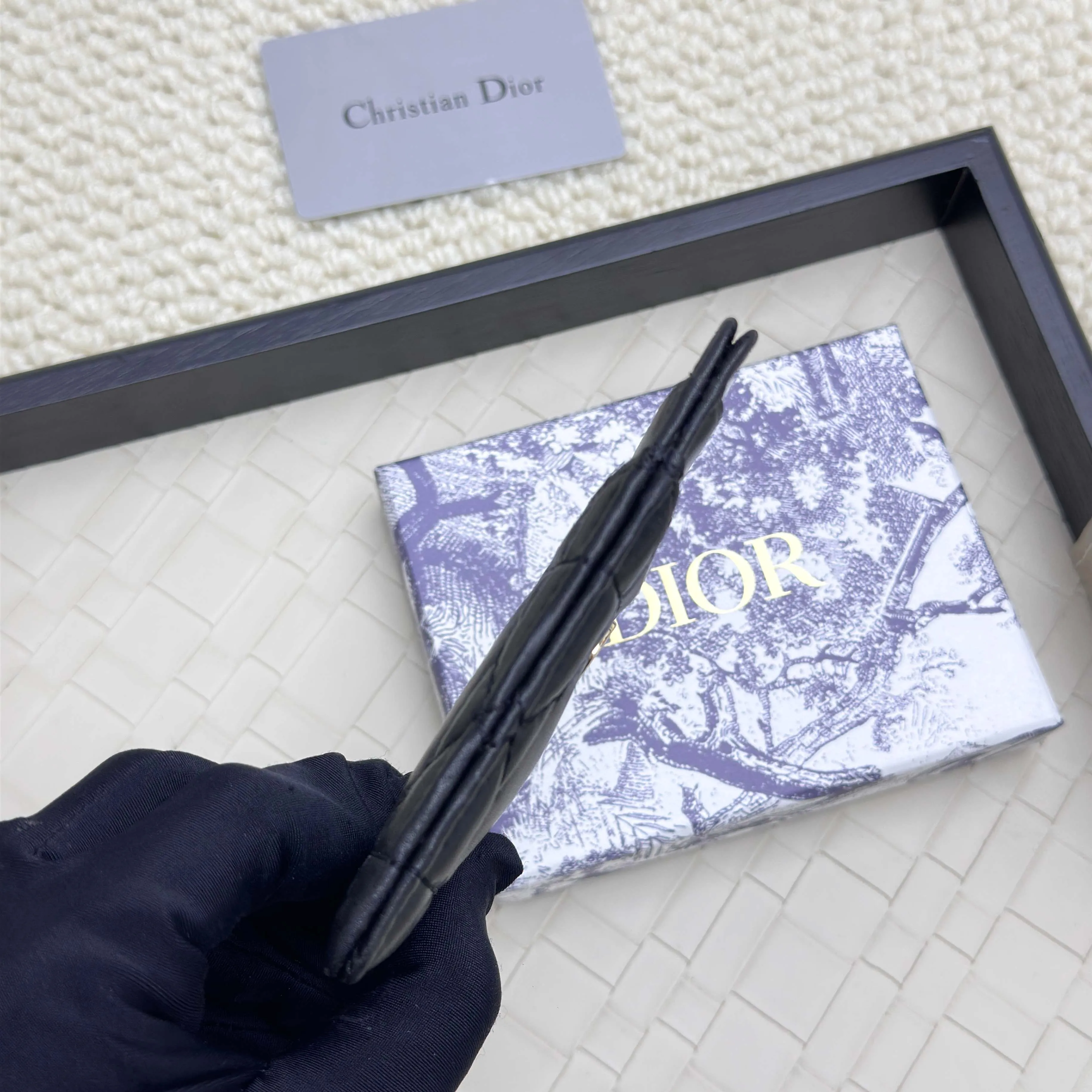 💰100 Dior's new card holder Size: 11*7.5*1, model 2379. It is carefully made of soft cowhide, decorated with cannage pattern topstitching, and embellished with the "CD" logo on the front. Elegant and refined,