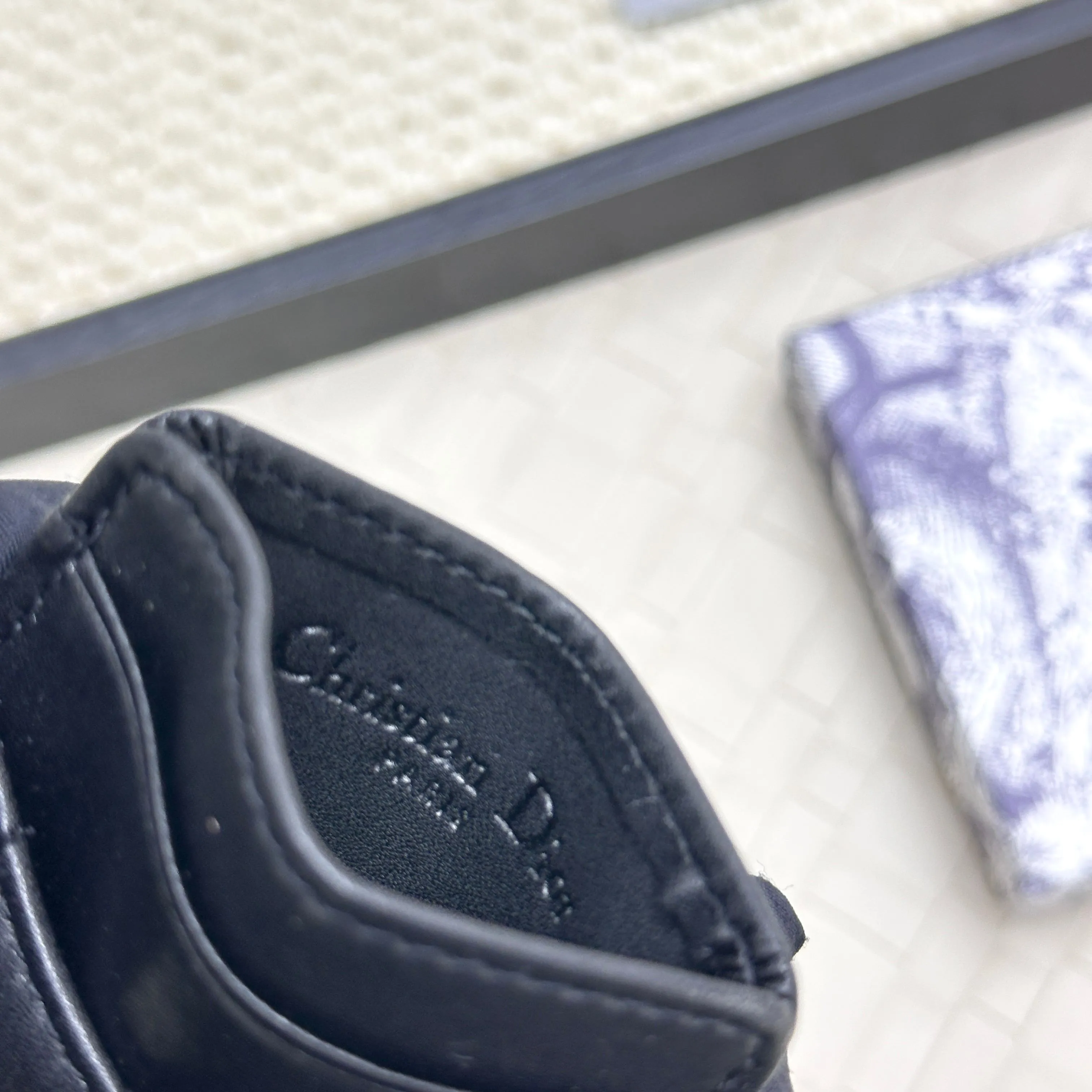 💰100 Dior's new card holder Size: 11*7.5*1, model 2379. It is carefully made of soft cowhide, decorated with cannage pattern topstitching, and embellished with the "CD" logo on the front. Elegant and refined,