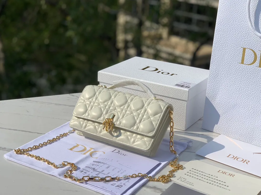 ❗️❗️❗️Free shipping with SF Express for year-end event❗️❗️❗️💰1760 Size 21✖️11.5✖️4.5cm Lady Dior hot new early spring clutch bag, soft lambskin material imported from Hong Kong trading company , soft and delicate, the chain decorated with pearls is more exquisite, the real thing is so beautiful, 🉑️Hand-carry or cross-body, multiple carrying methods, elegant temperament can be grasped