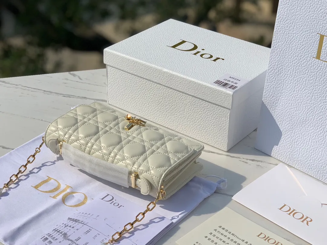 ❗️❗️❗️Free shipping with SF Express for year-end event❗️❗️❗️💰1760 Size 21✖️11.5✖️4.5cm Lady Dior hot new early spring clutch bag, soft lambskin material imported from Hong Kong trading company , soft and delicate, the chain decorated with pearls is more exquisite, the real thing is so beautiful, 🉑️Hand-carry or cross-body, multiple carrying methods, elegant temperament can be grasped