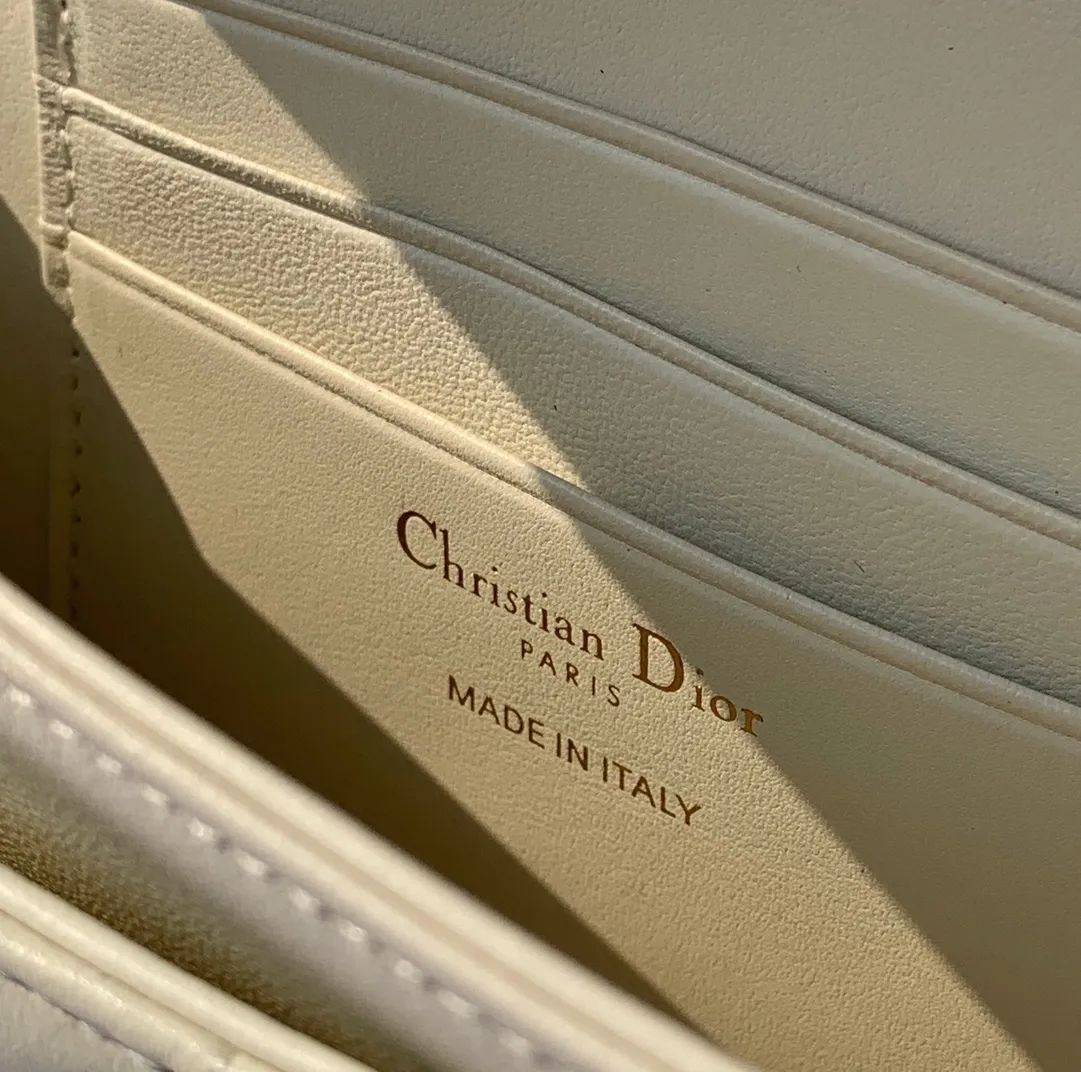 ❗️❗️❗️Free shipping with SF Express for year-end event❗️❗️❗️💰1760 Size 21✖️11.5✖️4.5cm Lady Dior hot new early spring clutch bag, soft lambskin material imported from Hong Kong trading company , soft and delicate, the chain decorated with pearls is more exquisite, the real thing is so beautiful, 🉑️Hand-carry or cross-body, multiple carrying methods, elegant temperament can be grasped