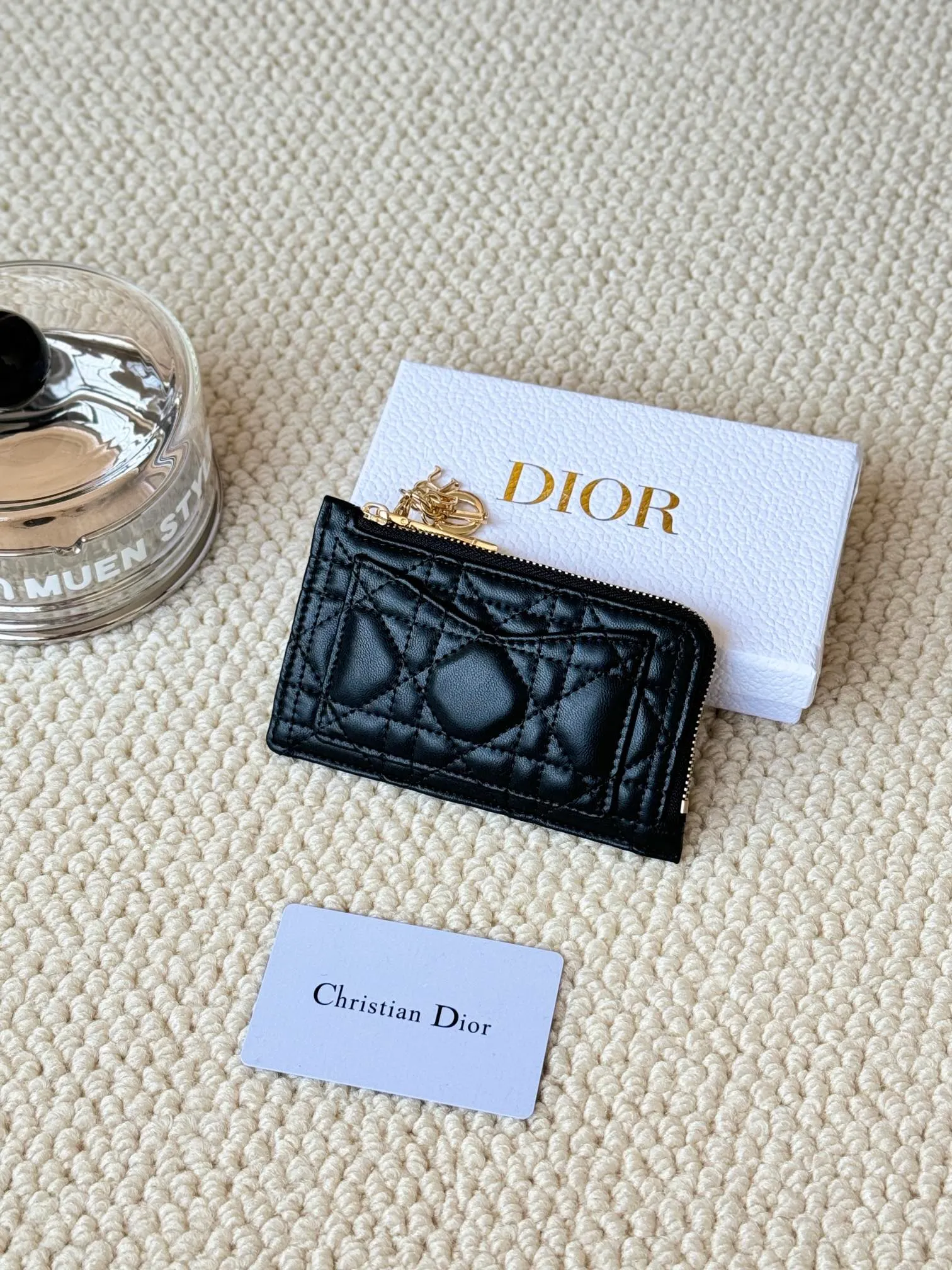 💰160Lady Dior Card Holder Sand color wallet I bought to fit into a waste bag, L-shaped opening, seven-zig card holder pull No.: S0965 There are too many front patch pockets to hold cards. The banknotes need to be folded 40% off, 30% off can be placed but it has a zipper. The size is 13.5*8.5*1.5 cm. The Dior card holder meets my various needs. Compared with other styles, it is thin, compact and has a large capacity. There is no conspicuous big LOGO, it will not scratch when placed in the bag, and it is relatively low-key and classic. There is a special place for access control cards, so you don’t need to mix them with bank cards. When I used to swipe access control cards, I couldn’t swipe them because there were too many cards, so I had to take out the access control cards separately. There is a zipper, so you don't have to worry about putting important things out, and the zipper is half-open, so it's more convenient to put things in and take things out than having only one side.
