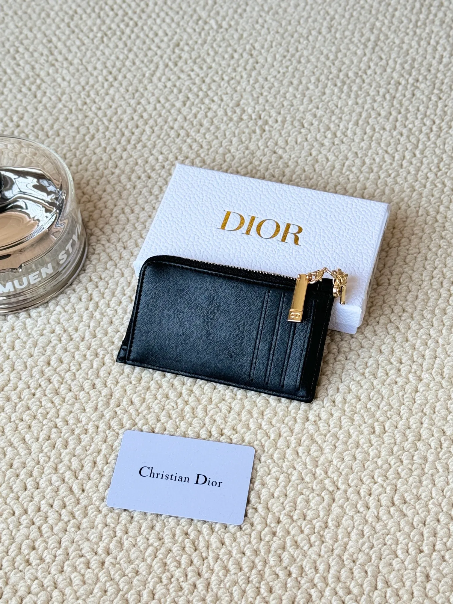 💰160Lady Dior Card Holder Sand color wallet I bought to fit into a waste bag, L-shaped opening, seven-zig card holder pull No.: S0965 There are too many front patch pockets to hold cards. The banknotes need to be folded 40% off, 30% off can be placed but it has a zipper. The size is 13.5*8.5*1.5 cm. The Dior card holder meets my various needs. Compared with other styles, it is thin, compact and has a large capacity. There is no conspicuous big LOGO, it will not scratch when placed in the bag, and it is relatively low-key and classic. There is a special place for access control cards, so you don’t need to mix them with bank cards. When I used to swipe access control cards, I couldn’t swipe them because there were too many cards, so I had to take out the access control cards separately. There is a zipper, so you don't have to worry about putting important things out, and the zipper is half-open, so it's more convenient to put things in and take things out than having only one side.