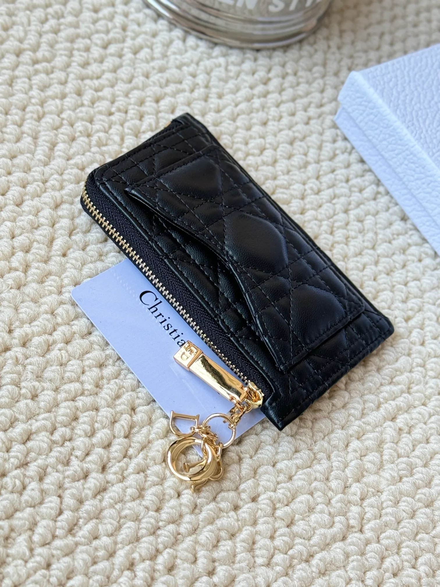 💰160Lady Dior Card Holder Sand color wallet I bought to fit into a waste bag, L-shaped opening, seven-zig card holder pull No.: S0965 There are too many front patch pockets to hold cards. The banknotes need to be folded 40% off, 30% off can be placed but it has a zipper. The size is 13.5*8.5*1.5 cm. The Dior card holder meets my various needs. Compared with other styles, it is thin, compact and has a large capacity. There is no conspicuous big LOGO, it will not scratch when placed in the bag, and it is relatively low-key and classic. There is a special place for access control cards, so you don’t need to mix them with bank cards. When I used to swipe access control cards, I couldn’t swipe them because there were too many cards, so I had to take out the access control cards separately. There is a zipper, so you don't have to worry about putting important things out, and the zipper is half-open, so it's more convenient to put things in and take things out than having only one side.