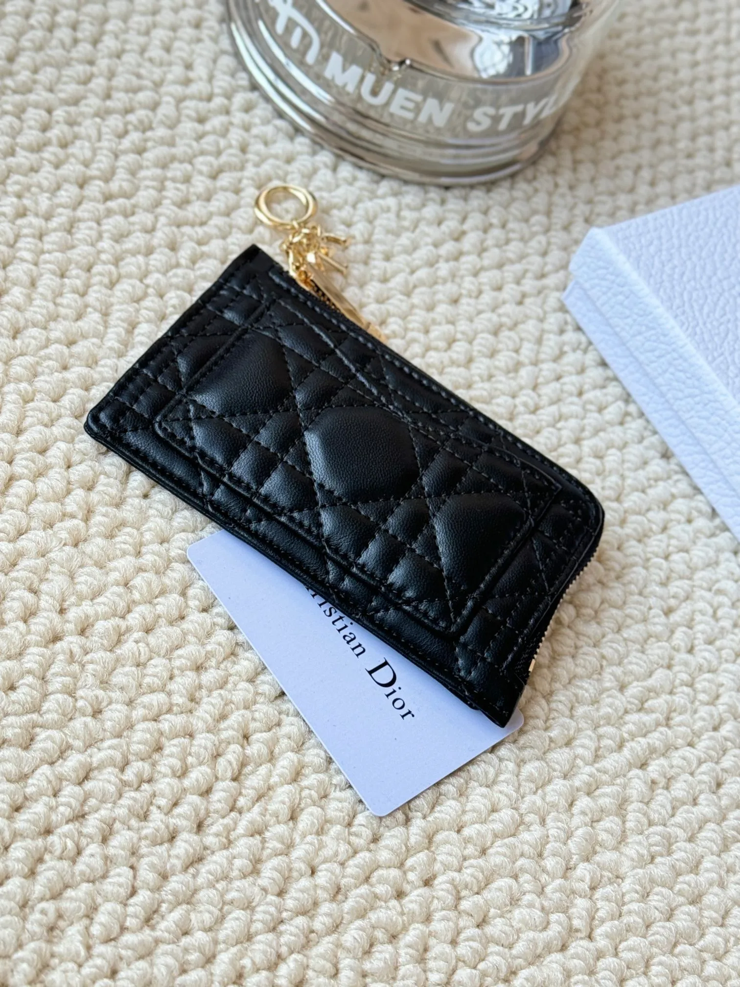 💰160Lady Dior Card Holder Sand color wallet I bought to fit into a waste bag, L-shaped opening, seven-zig card holder pull No.: S0965 There are too many front patch pockets to hold cards. The banknotes need to be folded 40% off, 30% off can be placed but it has a zipper. The size is 13.5*8.5*1.5 cm. The Dior card holder meets my various needs. Compared with other styles, it is thin, compact and has a large capacity. There is no conspicuous big LOGO, it will not scratch when placed in the bag, and it is relatively low-key and classic. There is a special place for access control cards, so you don’t need to mix them with bank cards. When I used to swipe access control cards, I couldn’t swipe them because there were too many cards, so I had to take out the access control cards separately. There is a zipper, so you don't have to worry about putting important things out, and the zipper is half-open, so it's more convenient to put things in and take things out than having only one side.