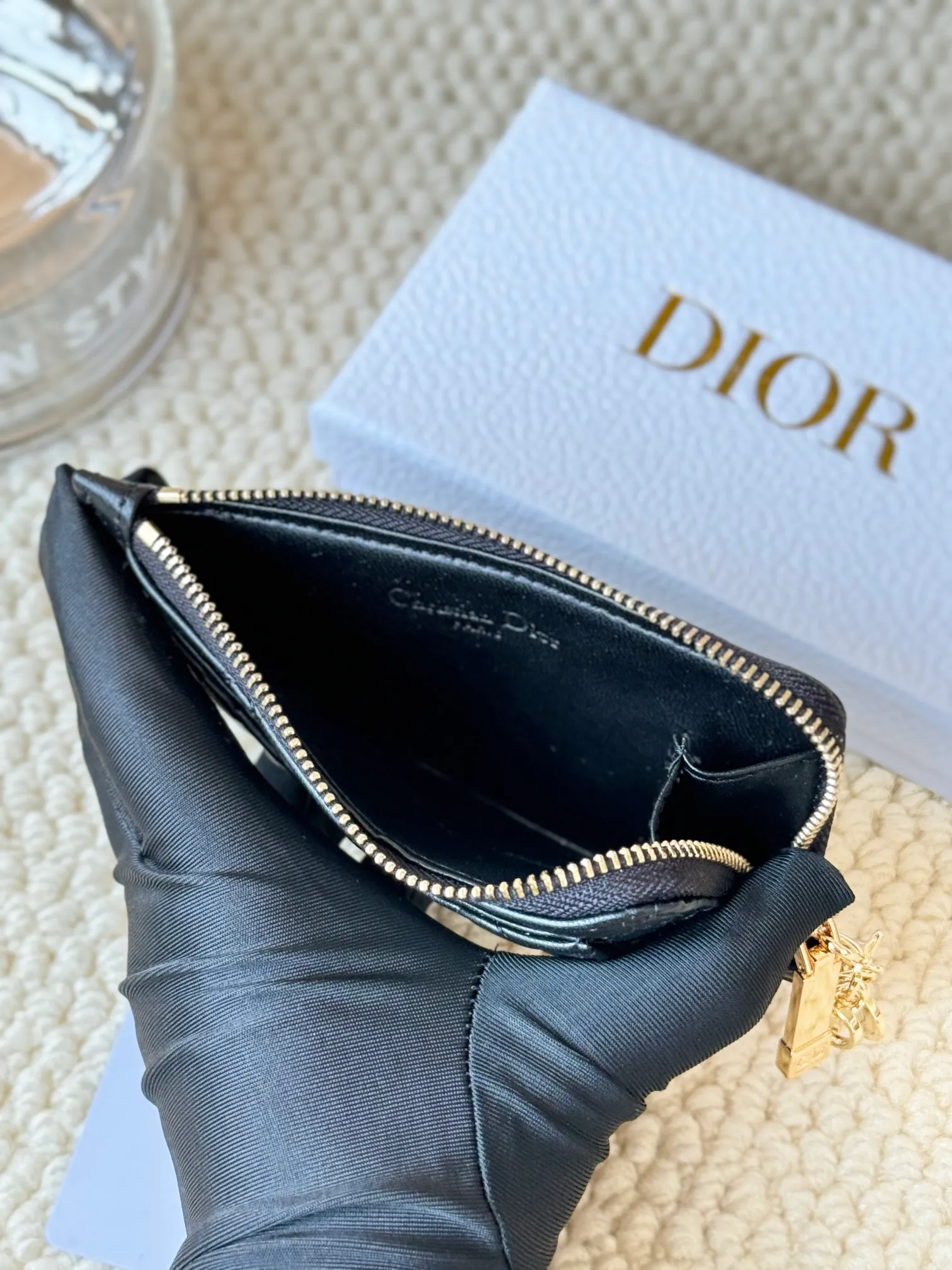 💰160Lady Dior Card Holder Sand color wallet I bought to fit into a waste bag, L-shaped opening, seven-zig card holder pull No.: S0965 There are too many front patch pockets to hold cards. The banknotes need to be folded 40% off, 30% off can be placed but it has a zipper. The size is 13.5*8.5*1.5 cm. The Dior card holder meets my various needs. Compared with other styles, it is thin, compact and has a large capacity. There is no conspicuous big LOGO, it will not scratch when placed in the bag, and it is relatively low-key and classic. There is a special place for access control cards, so you don’t need to mix them with bank cards. When I used to swipe access control cards, I couldn’t swipe them because there were too many cards, so I had to take out the access control cards separately. There is a zipper, so you don't have to worry about putting important things out, and the zipper is half-open, so it's more convenient to put things in and take things out than having only one side.