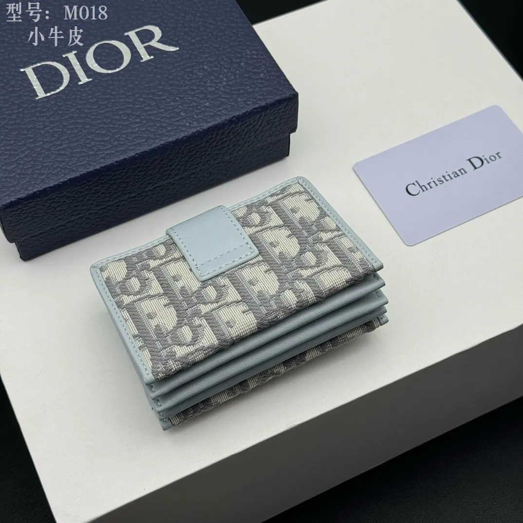 💰160 💎Top quality💕Cow leather inside and outside 𝑫𝒊𝒐𝒓Authentic products available at counters💌 Comes with picture box Exclusive real shot #Built-in sachet💕 This 30 Montaigne 5-compartment card holder is carefully made of blue Oblique printed fabric, cleverly combining the elegance of Dior with the exquisite craftsmanship of leather craftsmen. The design is compact and practical, with five compartments that can store a variety of daily necessities, and a snap button with the initials "CD" to highlight the brand's iconic elements. This card holder can be paired with other pieces from the 30 Montaigne collection for a classic and elegant look. · Blue Oblique print · "CD" logo on front · Front snap strap closure · 5 compartments · Dimensions: 11 cm x 7 cm x 2cm · Style number: S2058 / M018