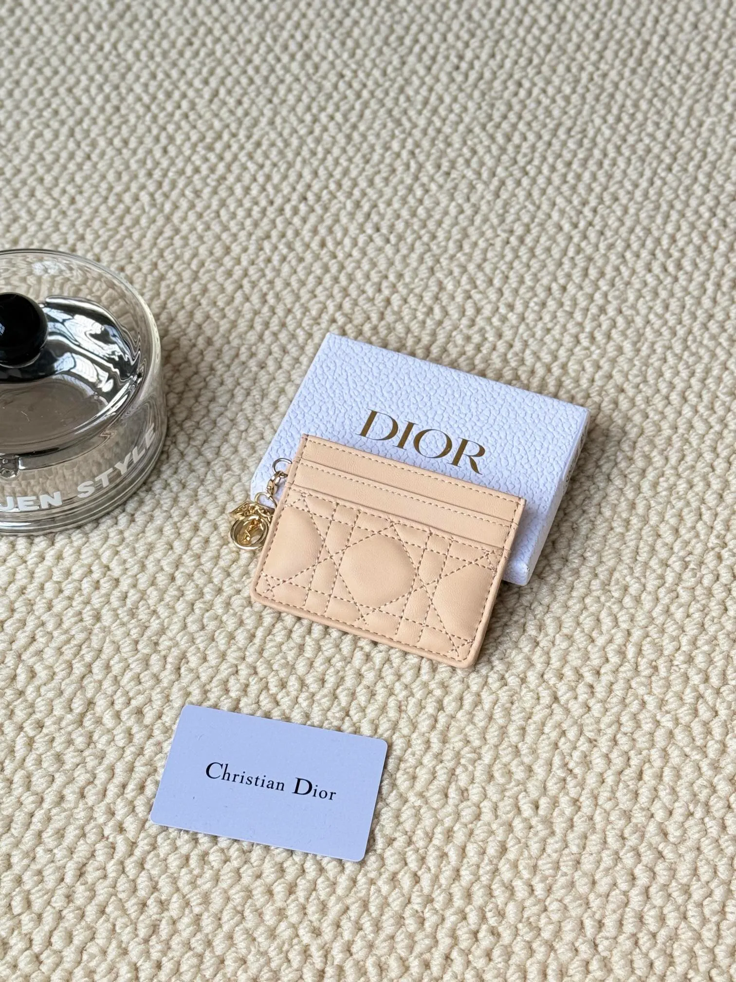 💰100LadyDior Sheepskin No.: S0974OVRB M81B T Lady Dior five-compartment card holder Product description: The color is as shown in the picture. This Lady Dior five-compartment card holder is new this season, elegant and practical. Crafted from cloudy blue patent cow leather, decorated with cannage pattern topstitching and embellished with a removable D.I.O.R. charm. Elegant and sophisticated, it has five card slots, suitable for various occasions, and can be combined with other Lady Dior
