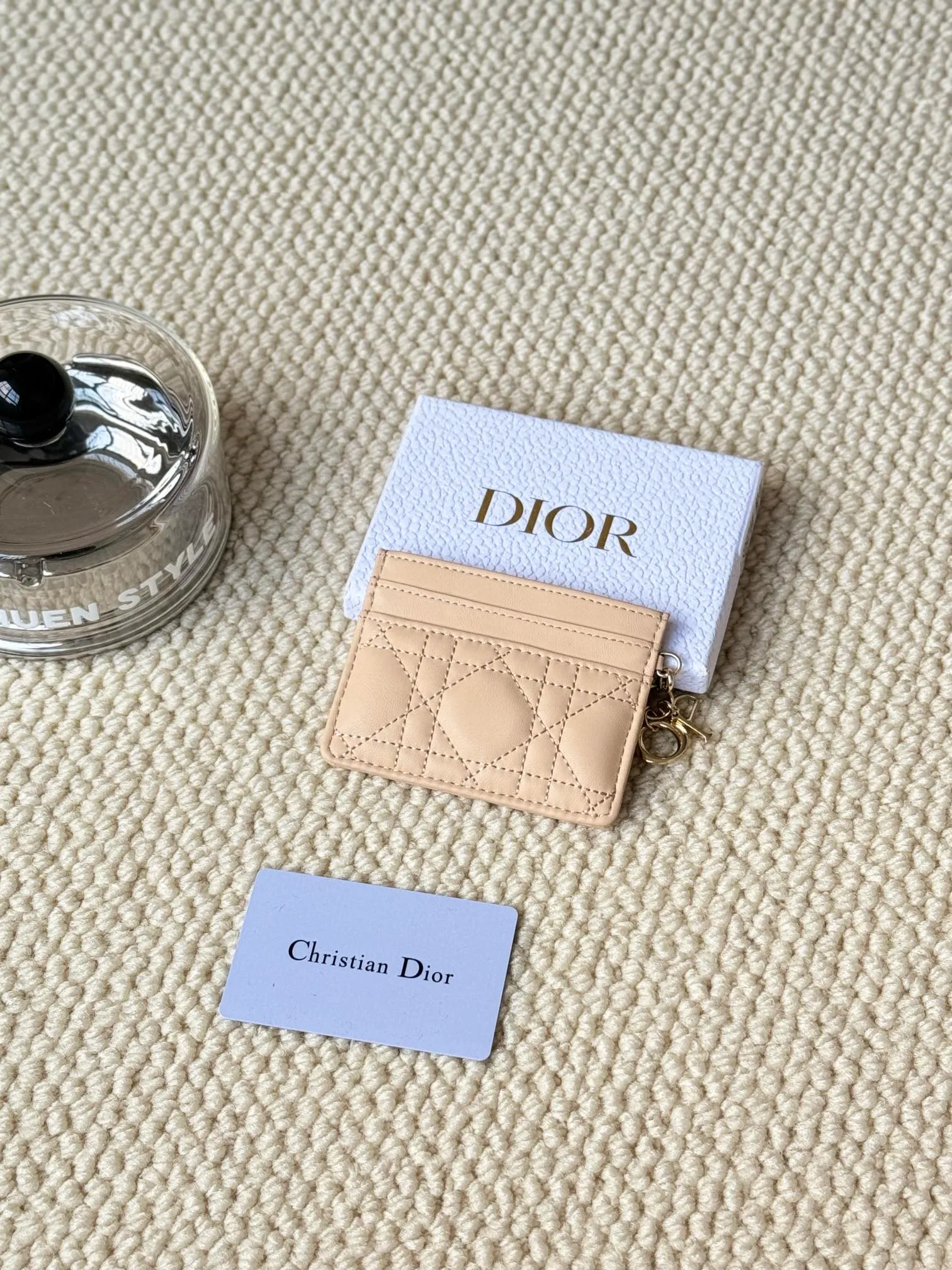 💰100LadyDior Sheepskin No.: S0974OVRB M81B T Lady Dior five-compartment card holder Product description: The color is as shown in the picture. This Lady Dior five-compartment card holder is new this season, elegant and practical. Crafted from cloudy blue patent cow leather, decorated with cannage pattern topstitching and embellished with a removable D.I.O.R. charm. Elegant and sophisticated, it has five card slots, suitable for various occasions, and can be combined with other Lady Dior