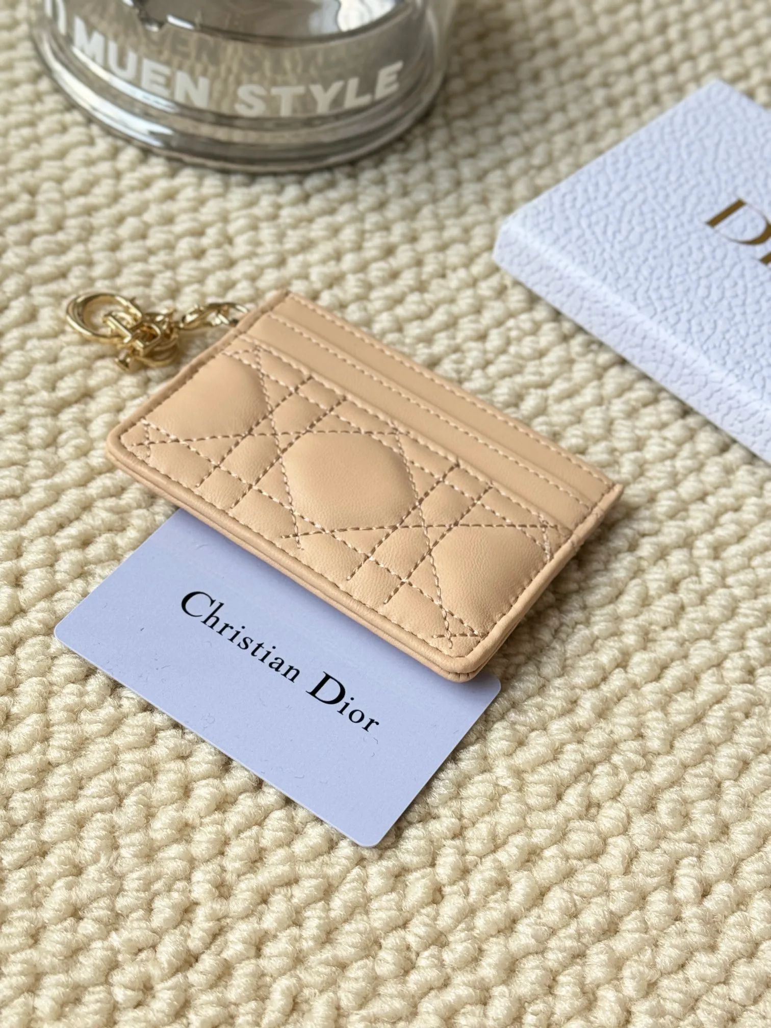 💰100LadyDior Sheepskin No.: S0974OVRB M81B T Lady Dior five-compartment card holder Product description: The color is as shown in the picture. This Lady Dior five-compartment card holder is new this season, elegant and practical. Crafted from cloudy blue patent cow leather, decorated with cannage pattern topstitching and embellished with a removable D.I.O.R. charm. Elegant and sophisticated, it has five card slots, suitable for various occasions, and can be combined with other Lady Dior