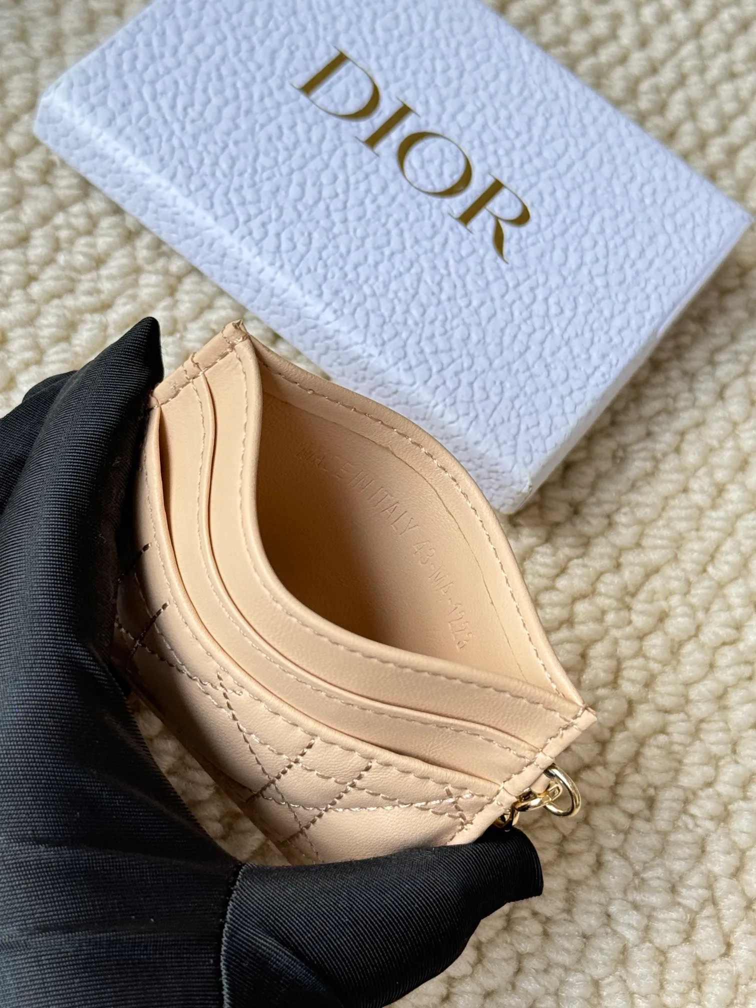 💰100LadyDior Sheepskin No.: S0974OVRB M81B T Lady Dior five-compartment card holder Product description: The color is as shown in the picture. This Lady Dior five-compartment card holder is new this season, elegant and practical. Crafted from cloudy blue patent cow leather, decorated with cannage pattern topstitching and embellished with a removable D.I.O.R. charm. Elegant and sophisticated, it has five card slots, suitable for various occasions, and can be combined with other Lady Dior