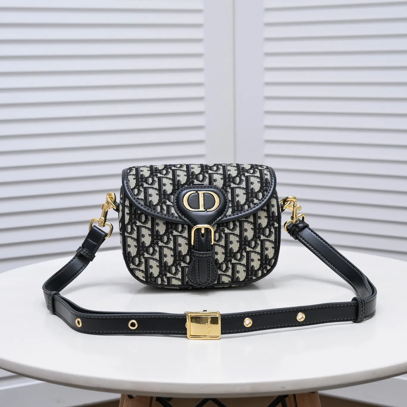 💰380￥ Comes with small size in box, original order quality, Dior tofu bag❤ Dior BOBBY 2020 early autumn new retro bag has retro presbyopic texture, stiff bag body hardware is aged, adds a retro feel, and is not easy to wear Small size: 18.14.5 presbyopic series