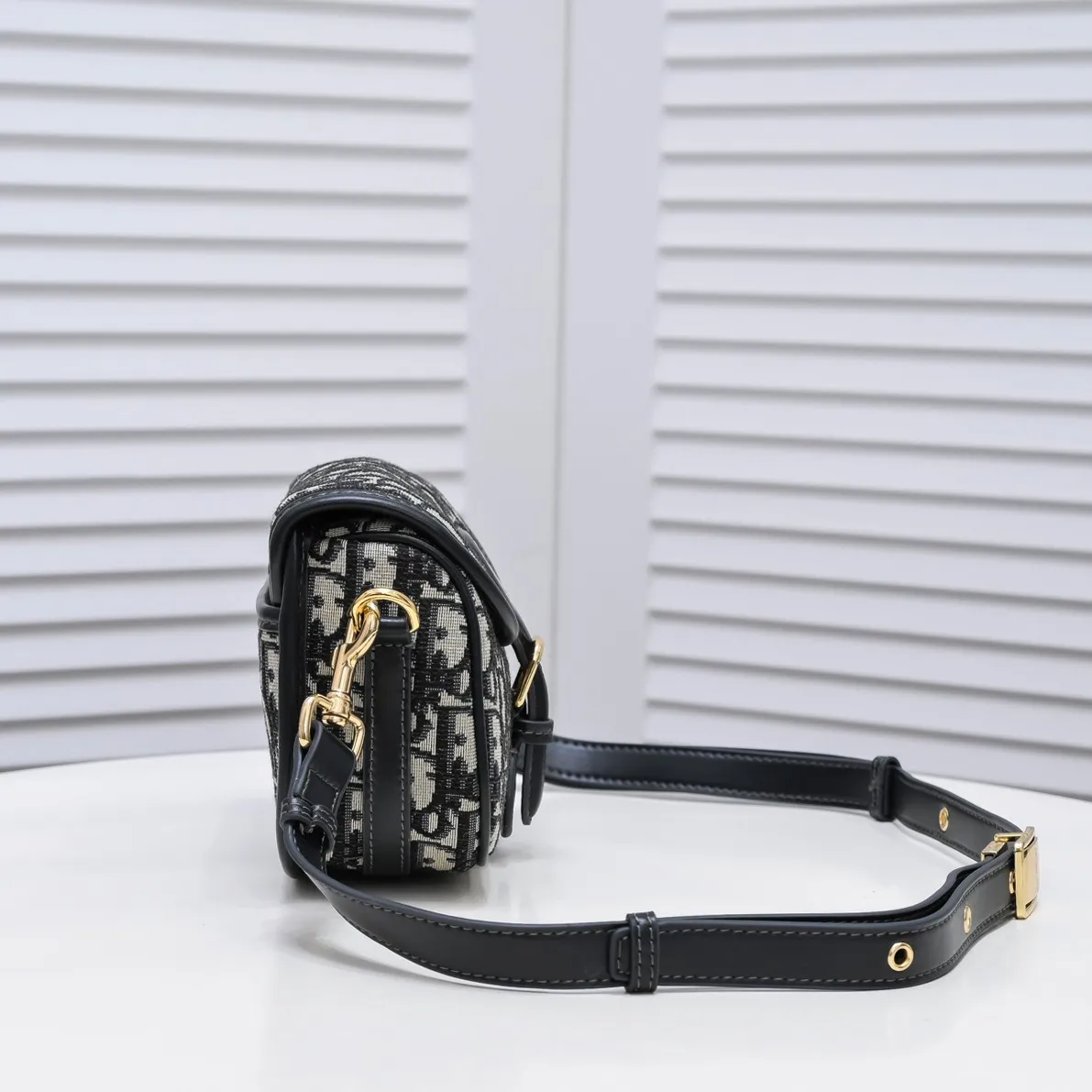 💰380￥ Comes with small size in box, original order quality, Dior tofu bag❤ Dior BOBBY 2020 early autumn new retro bag has retro presbyopic texture, stiff bag body hardware is aged, adds a retro feel, and is not easy to wear Small size: 18.14.5 presbyopic series