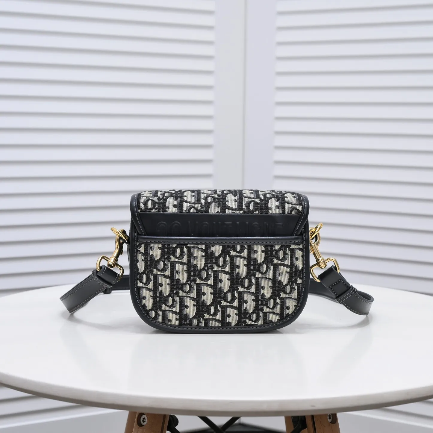 💰380￥ Comes with small size in box, original order quality, Dior tofu bag❤ Dior BOBBY 2020 early autumn new retro bag has retro presbyopic texture, stiff bag body hardware is aged, adds a retro feel, and is not easy to wear Small size: 18.14.5 presbyopic series
