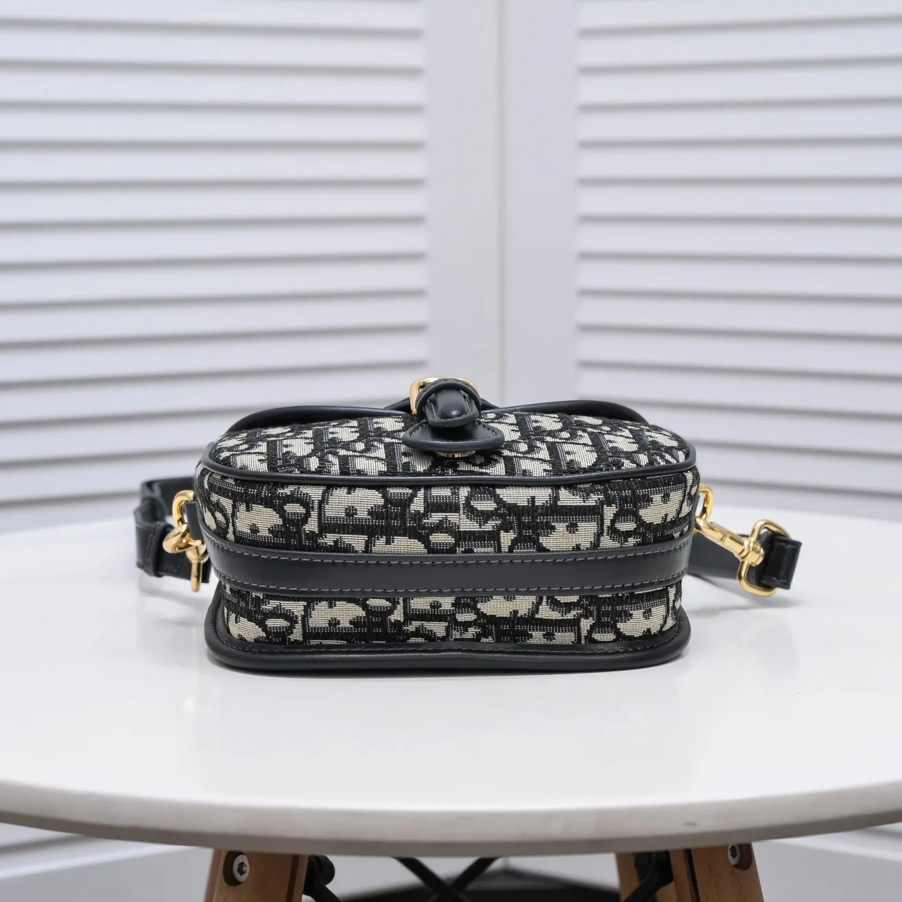 💰380￥ Comes with small size in box, original order quality, Dior tofu bag❤ Dior BOBBY 2020 early autumn new retro bag has retro presbyopic texture, stiff bag body hardware is aged, adds a retro feel, and is not easy to wear Small size: 18.14.5 presbyopic series