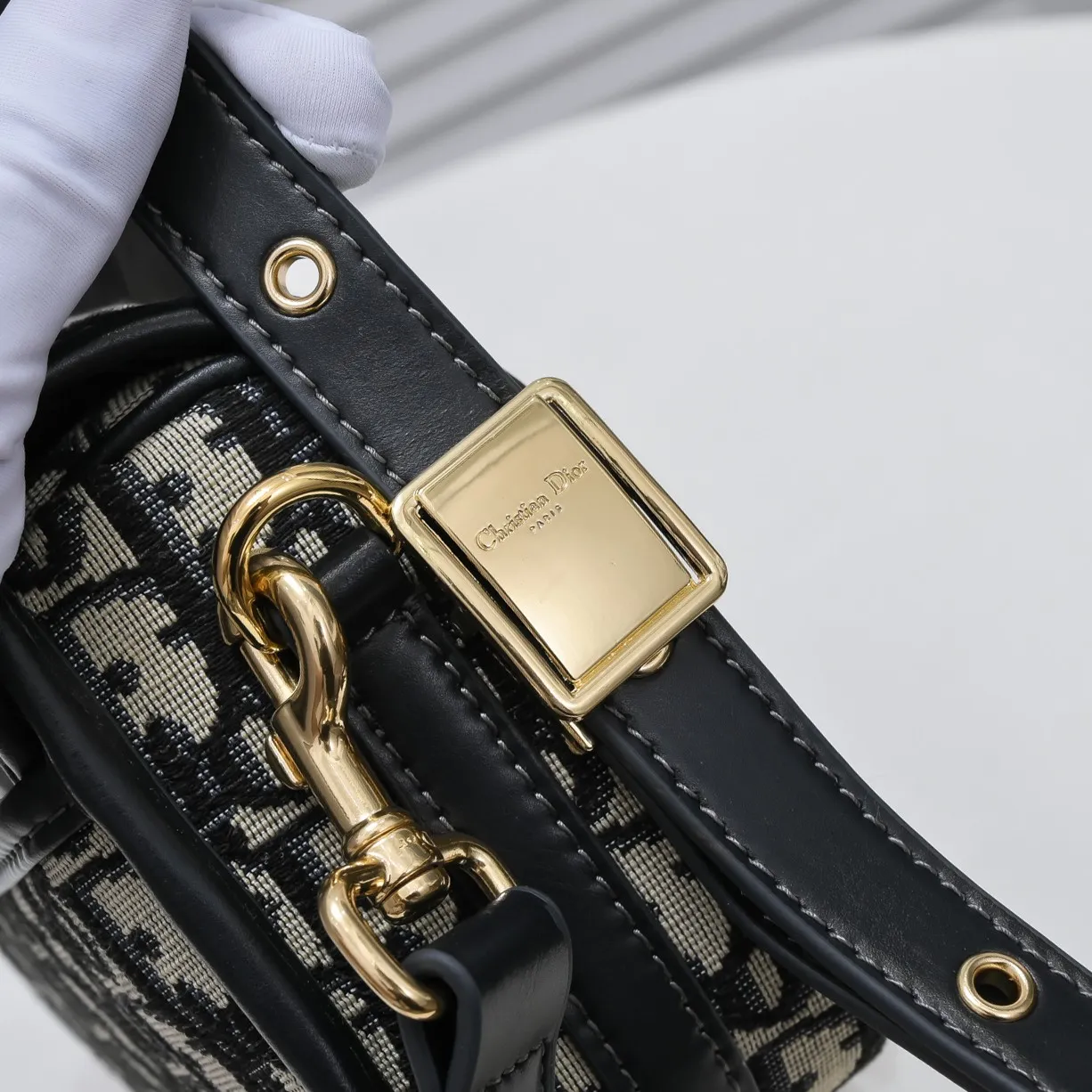 💰380￥ Comes with small size in box, original order quality, Dior tofu bag❤ Dior BOBBY 2020 early autumn new retro bag has retro presbyopic texture, stiff bag body hardware is aged, adds a retro feel, and is not easy to wear Small size: 18.14.5 presbyopic series