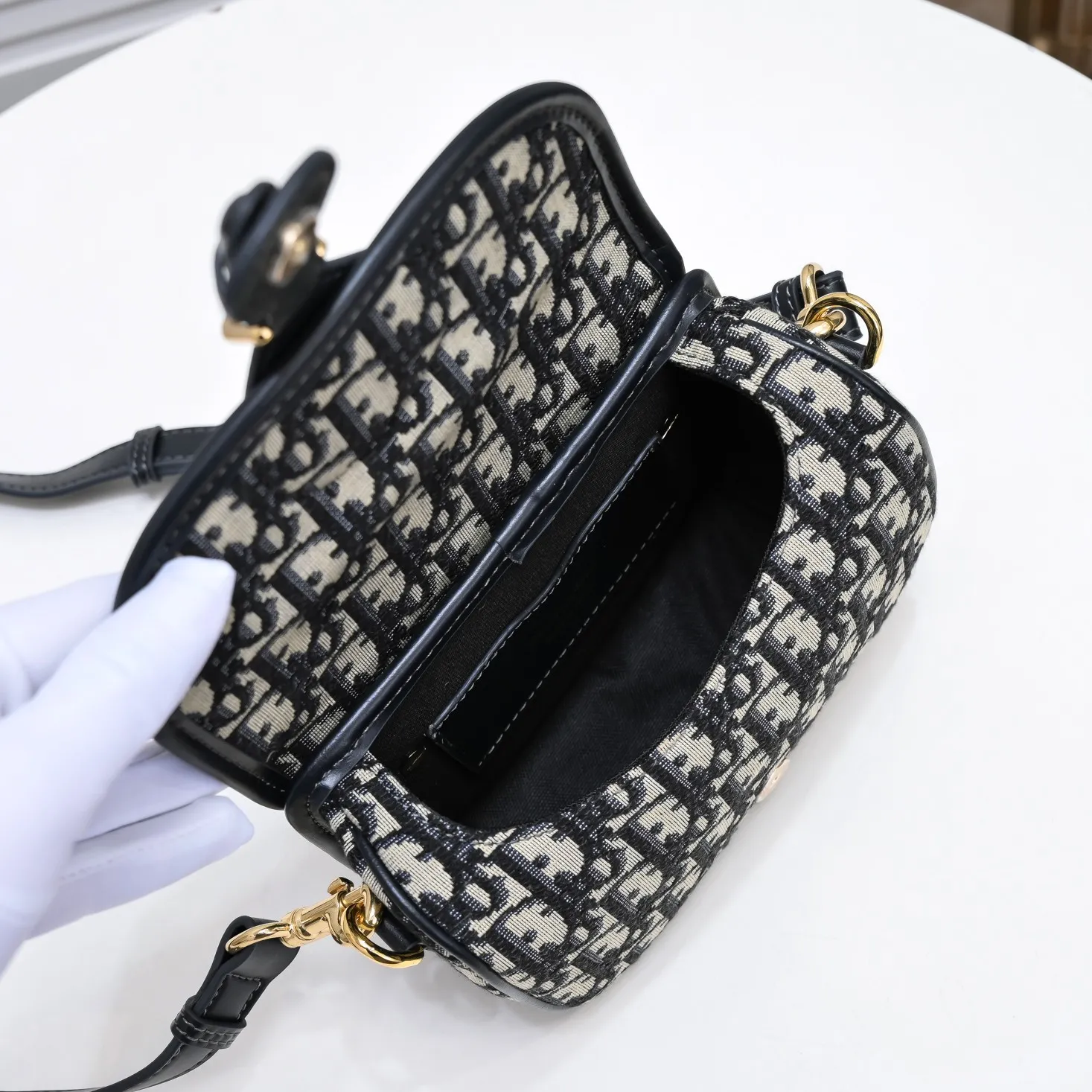 💰380￥ Comes with small size in box, original order quality, Dior tofu bag❤ Dior BOBBY 2020 early autumn new retro bag has retro presbyopic texture, stiff bag body hardware is aged, adds a retro feel, and is not easy to wear Small size: 18.14.5 presbyopic series