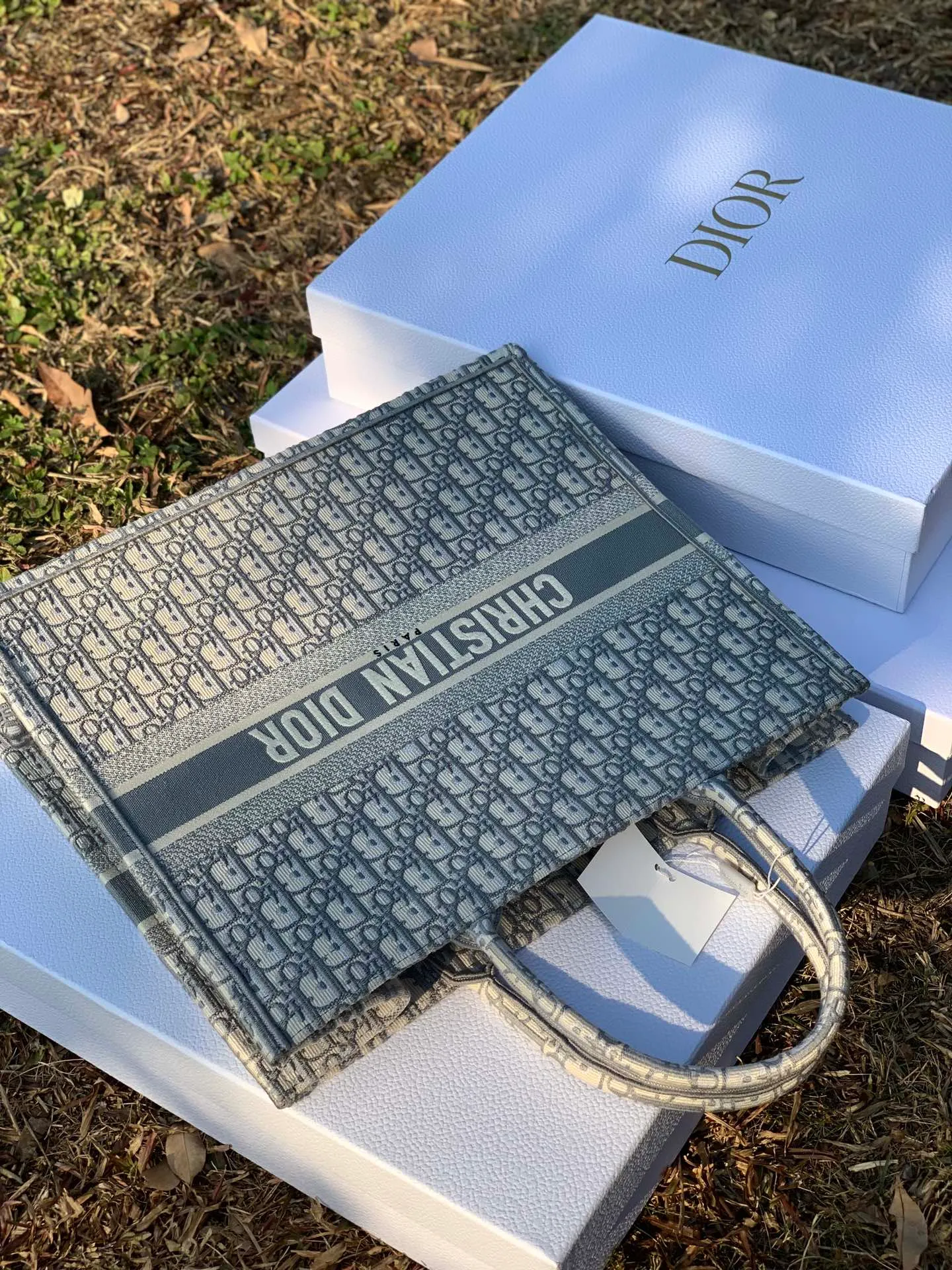 Top upgraded version 💰1560 Dimensions 41.5 x 35 x 18 cm Large Dio’s most popular product right now! It’s no exaggeration. All the counters on the official website were sold out. To describe this bag as “treasure” is my best understanding of it! The fabrics, embroidery, fonts, thread routing, and hemming of goods sold through pure blood channels are completely consistent with those at the counters! We have done comparisons, so we are very sure that there will not be anything better than it. If we want to be the second counter, we are safe!