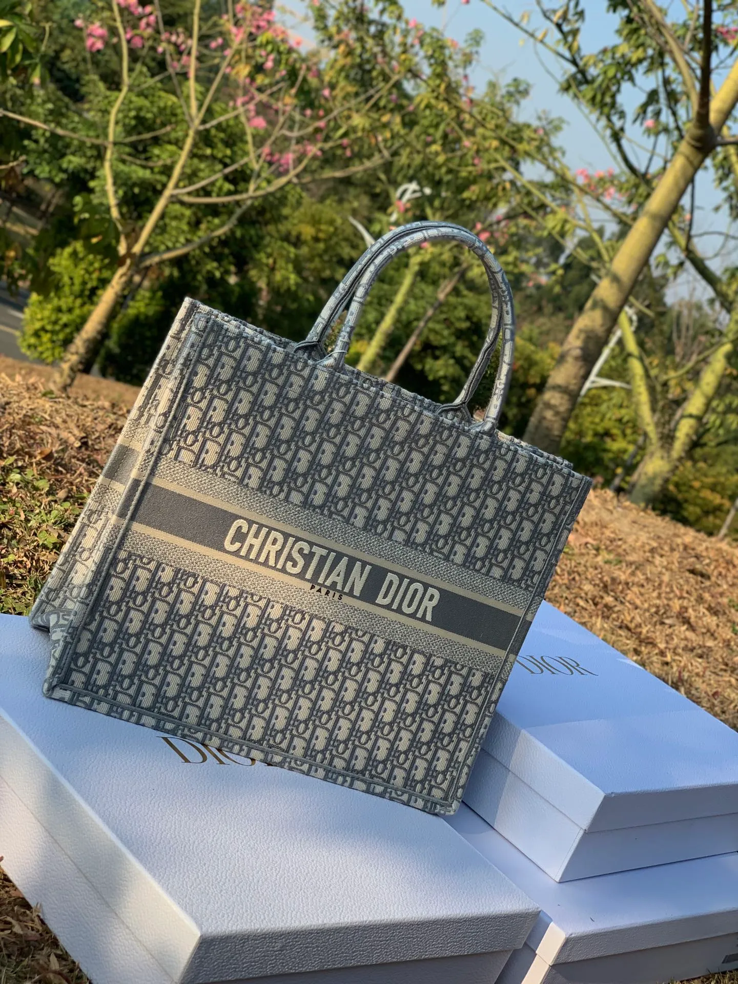 Top upgraded version 💰1560 Dimensions 41.5 x 35 x 18 cm Large Dio’s most popular product right now! It’s no exaggeration. All the counters on the official website were sold out. To describe this bag as “treasure” is my best understanding of it! The fabrics, embroidery, fonts, thread routing, and hemming of goods sold through pure blood channels are completely consistent with those at the counters! We have done comparisons, so we are very sure that there will not be anything better than it. If we want to be the second counter, we are safe!