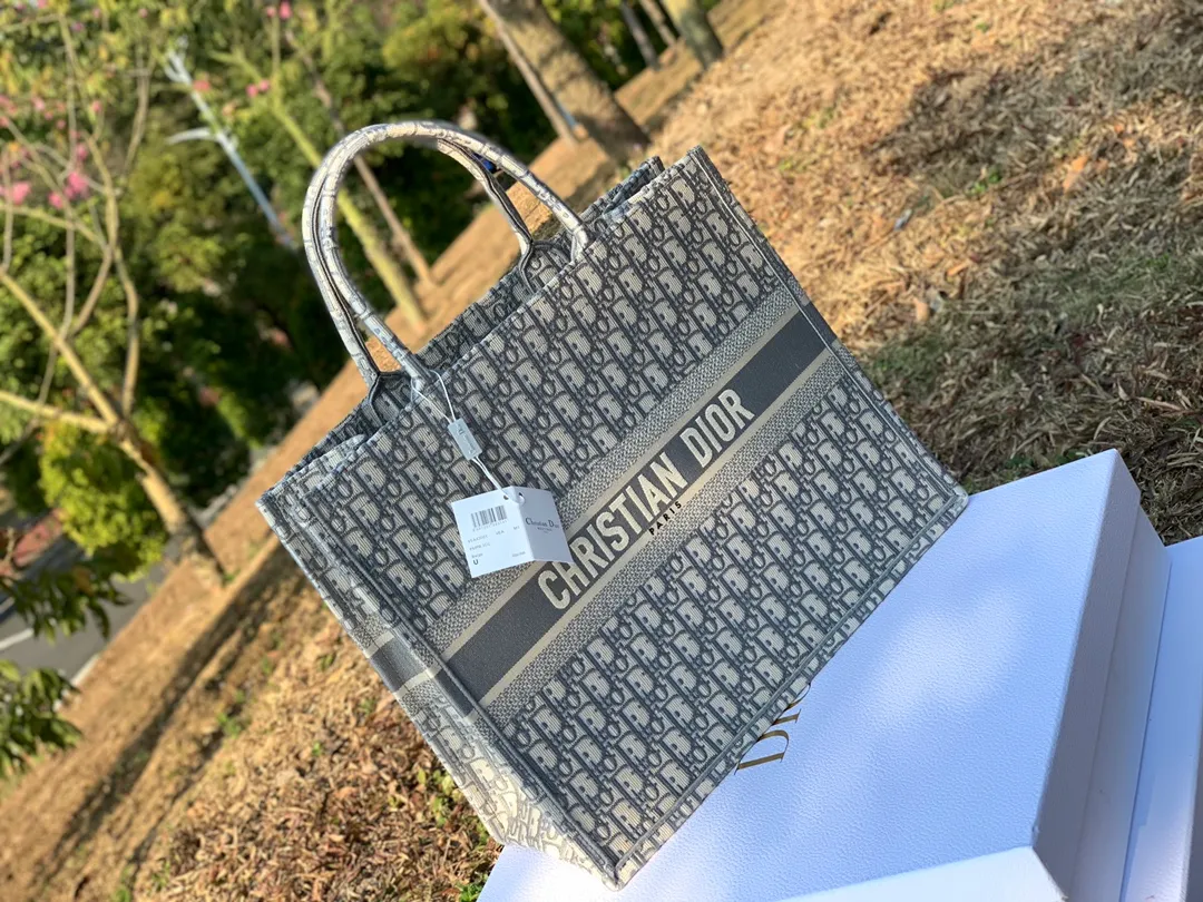 Top upgraded version 💰1560 Dimensions 41.5 x 35 x 18 cm Large Dio’s most popular product right now! It’s no exaggeration. All the counters on the official website were sold out. To describe this bag as “treasure” is my best understanding of it! The fabrics, embroidery, fonts, thread routing, and hemming of goods sold through pure blood channels are completely consistent with those at the counters! We have done comparisons, so we are very sure that there will not be anything better than it. If we want to be the second counter, we are safe!