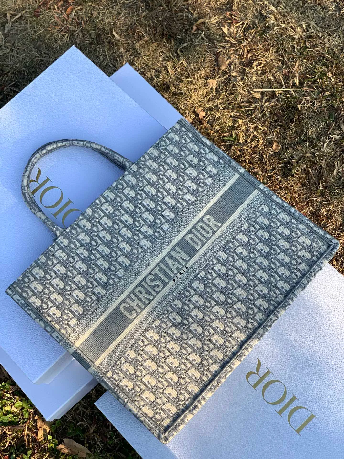 Top upgraded version 💰1560 Dimensions 41.5 x 35 x 18 cm Large Dio’s most popular product right now! It’s no exaggeration. All the counters on the official website were sold out. To describe this bag as “treasure” is my best understanding of it! The fabrics, embroidery, fonts, thread routing, and hemming of goods sold through pure blood channels are completely consistent with those at the counters! We have done comparisons, so we are very sure that there will not be anything better than it. If we want to be the second counter, we are safe!