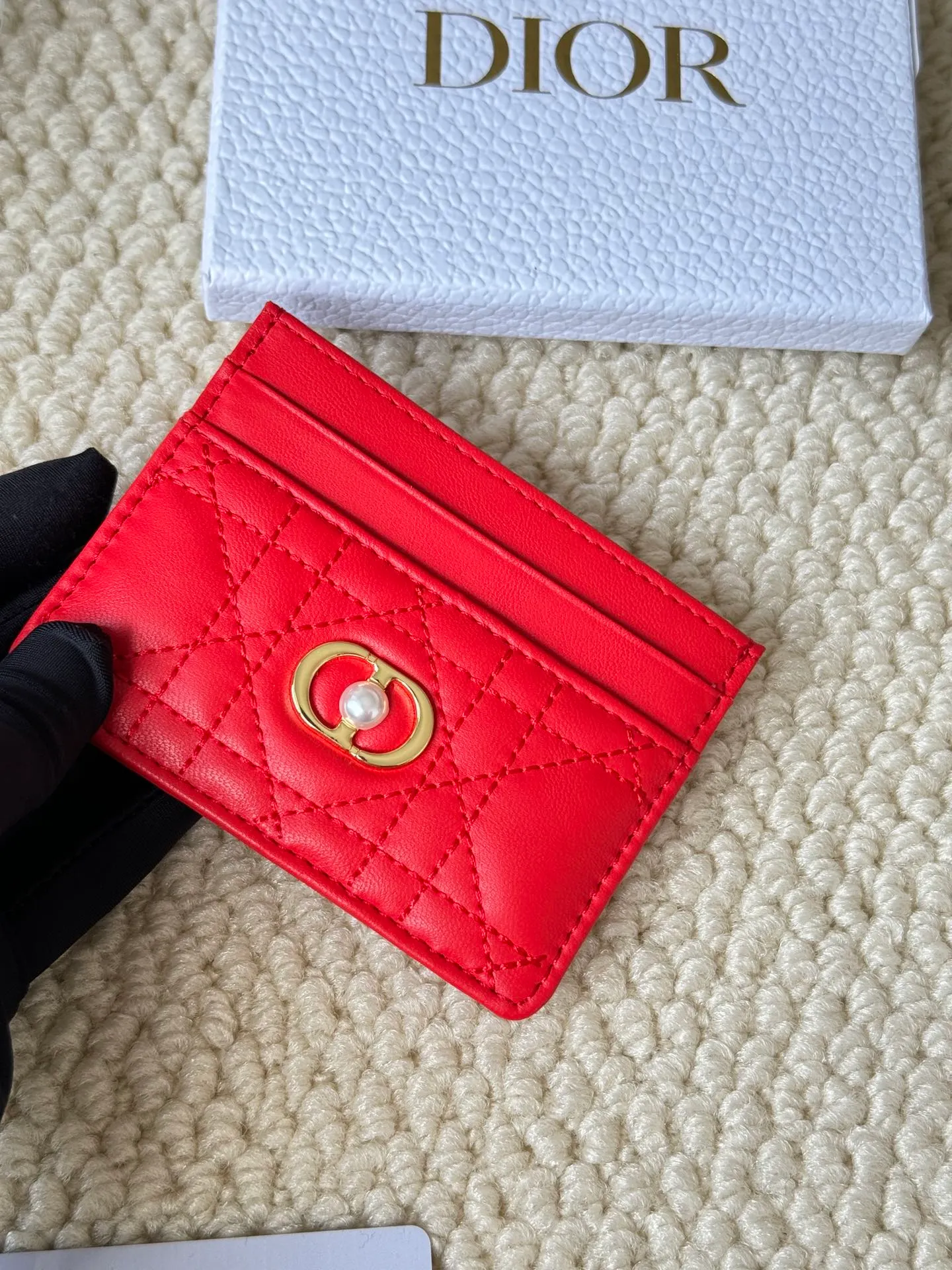 💰110 dior card cd card holder New style CD with a mini pearl on the front No.: S3103 Carefully made of soft cowhide, decorated with cannage pattern topstitching, embellished with "CD" ➕ pearl embellishment logo on the front. Elegant and sophisticated, it has five card slots and is suitable for various occasions. Size: 10.5*7.5cm Dior Caro five-compartment card holder is a new product this season, elegant and practical.