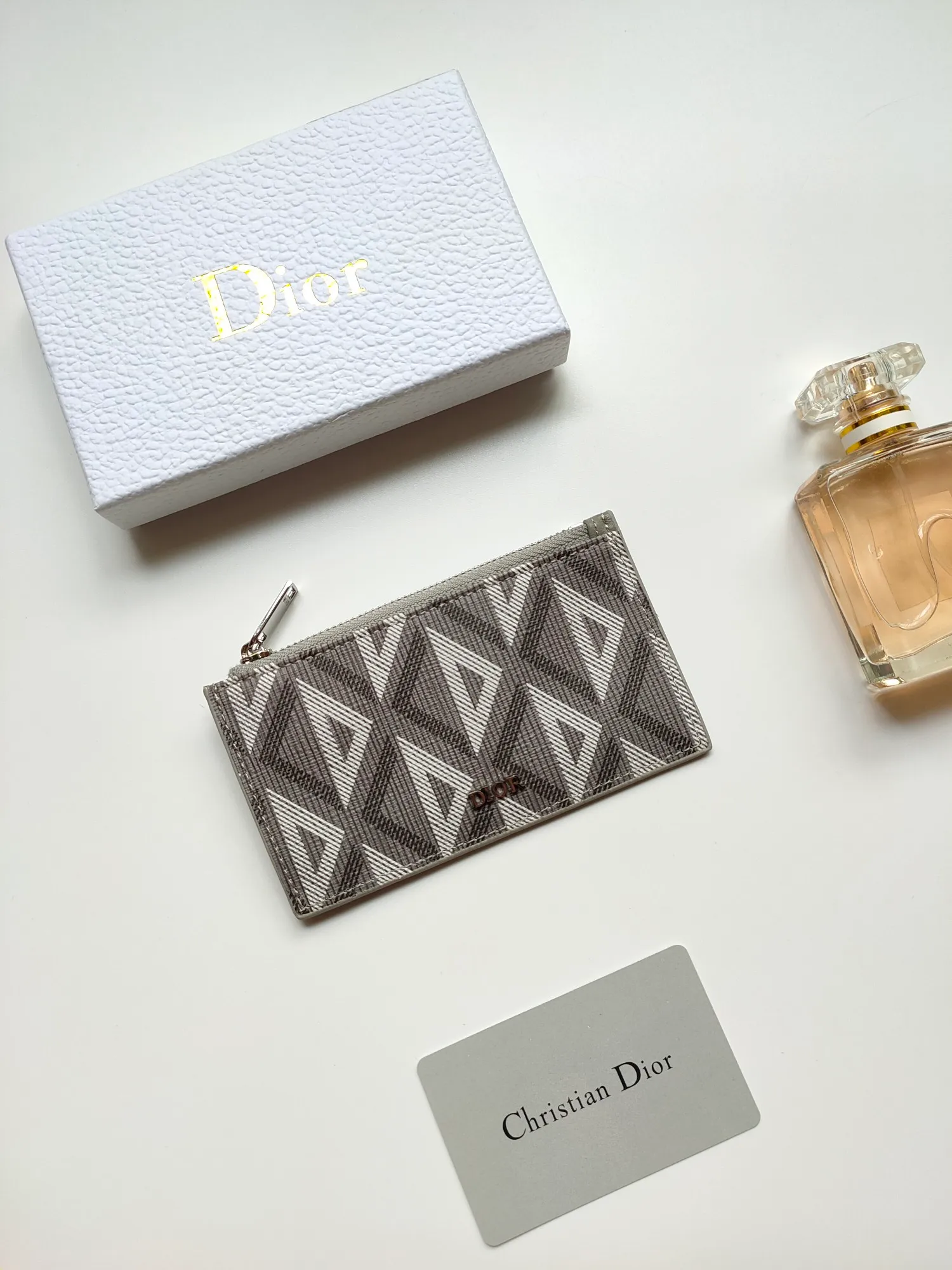 ￥100💰Dior’s new zipper card holder is practical yet elegant. Crafted in Dior Gray CD Diamond canvas, inspired by the Dior archives, it's finished with tonal smooth calf leather details. Featuring a zippered compartment with four card slots, it can easily fit into a variety of pockets. Style number: CH250 Size: 13.2 x 7.5 cm