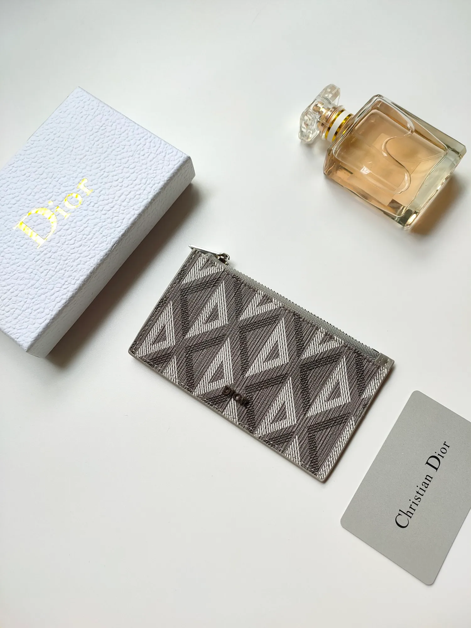 ￥100💰Dior’s new zipper card holder is practical yet elegant. Crafted in Dior Gray CD Diamond canvas, inspired by the Dior archives, it's finished with tonal smooth calf leather details. Featuring a zippered compartment with four card slots, it can easily fit into a variety of pockets. Style number: CH250 Size: 13.2 x 7.5 cm