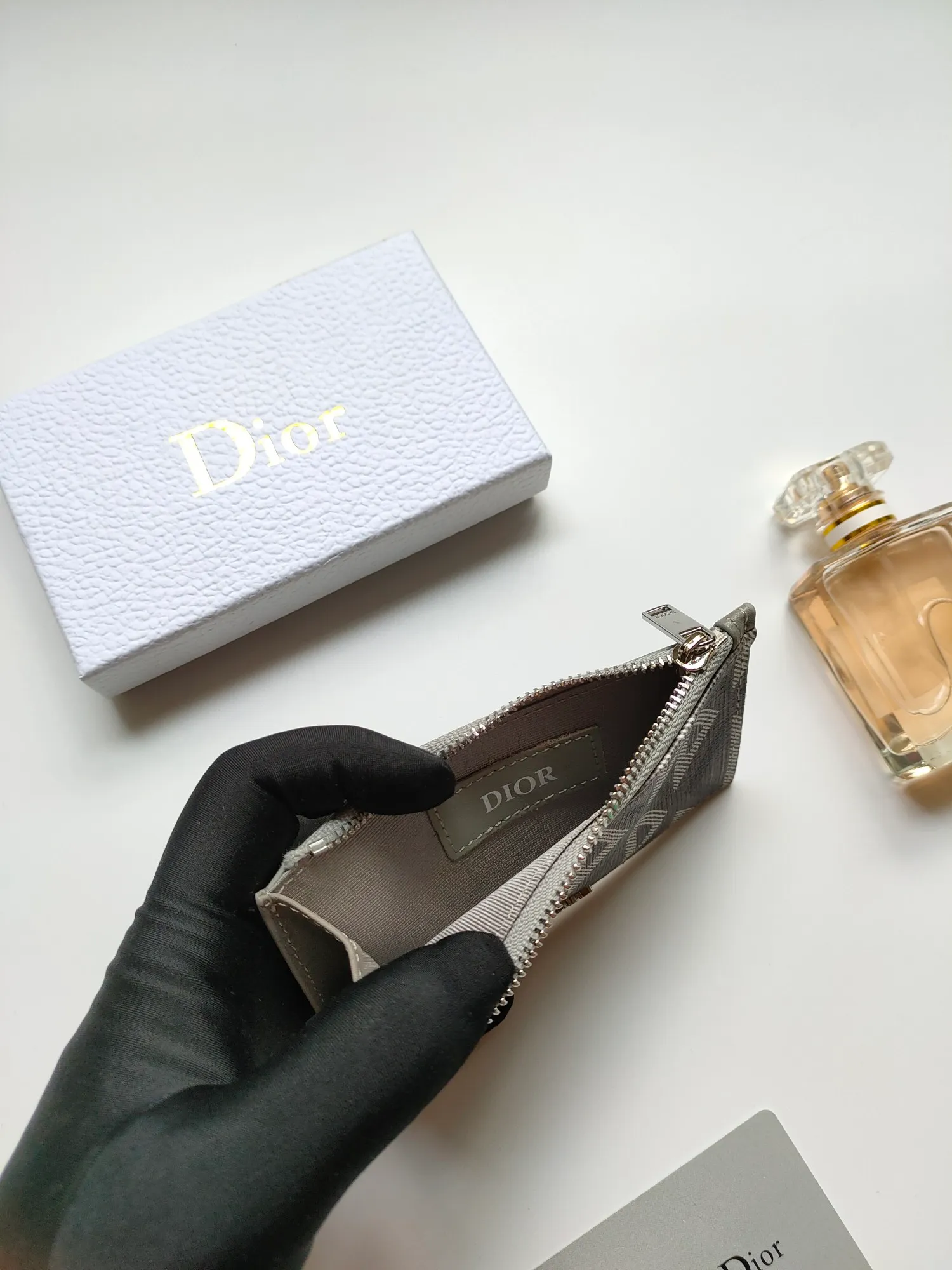 ￥100💰Dior’s new zipper card holder is practical yet elegant. Crafted in Dior Gray CD Diamond canvas, inspired by the Dior archives, it's finished with tonal smooth calf leather details. Featuring a zippered compartment with four card slots, it can easily fit into a variety of pockets. Style number: CH250 Size: 13.2 x 7.5 cm