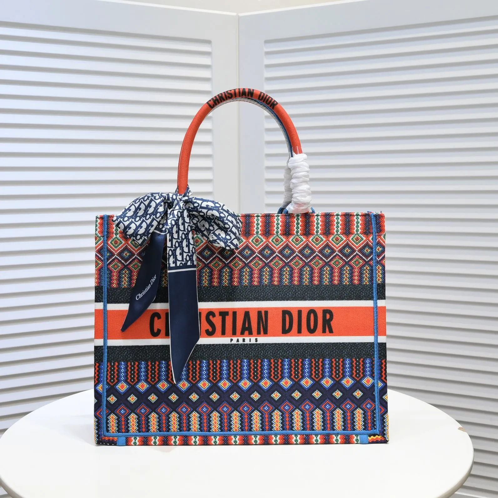 💰340￥Small size with silk scarf and overlock🔜Dior new shopping bag at Dior counter! Counters are updated simultaneously! Limited edition of the same style as the stars! Super stylish! Imported fabric👍high-end quality! Model: 8034 Size: 36*27*16cm