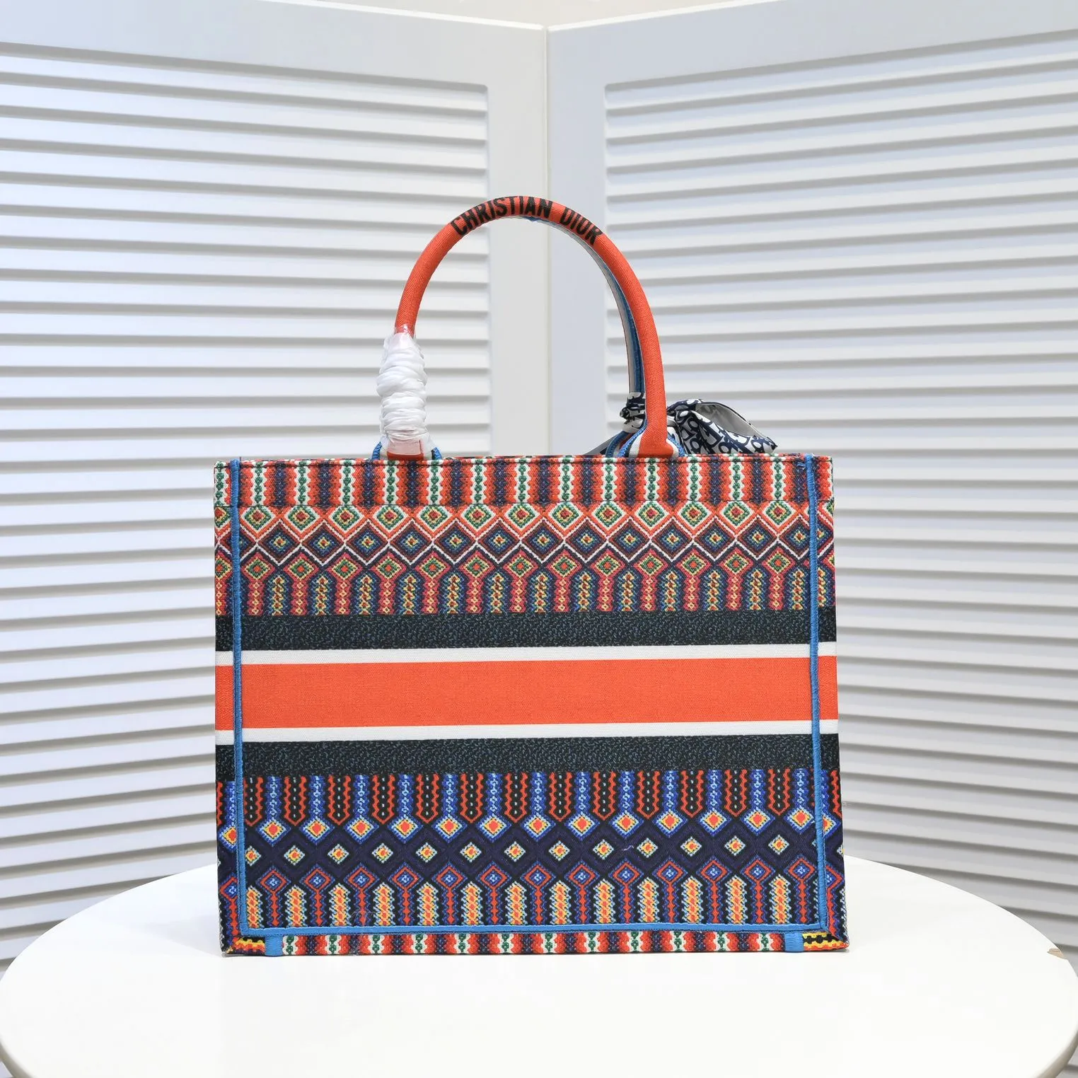 💰340￥Small size with silk scarf and overlock🔜Dior new shopping bag at Dior counter! Counters are updated simultaneously! Limited edition of the same style as the stars! Super stylish! Imported fabric👍high-end quality! Model: 8034 Size: 36*27*16cm
