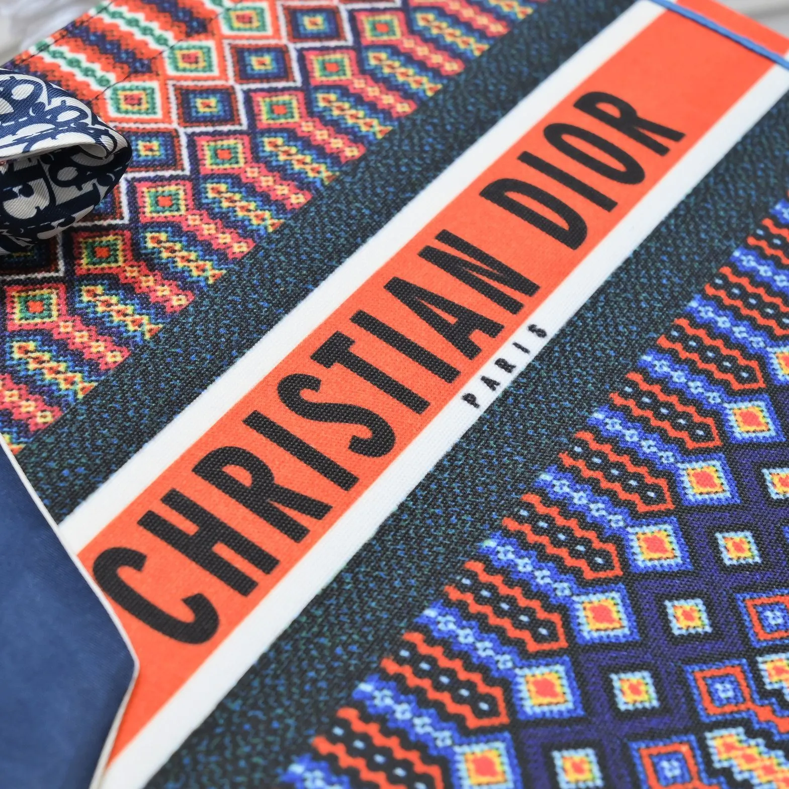 💰340￥Small size with silk scarf and overlock🔜Dior new shopping bag at Dior counter! Counters are updated simultaneously! Limited edition of the same style as the stars! Super stylish! Imported fabric👍high-end quality! Model: 8034 Size: 36*27*16cm