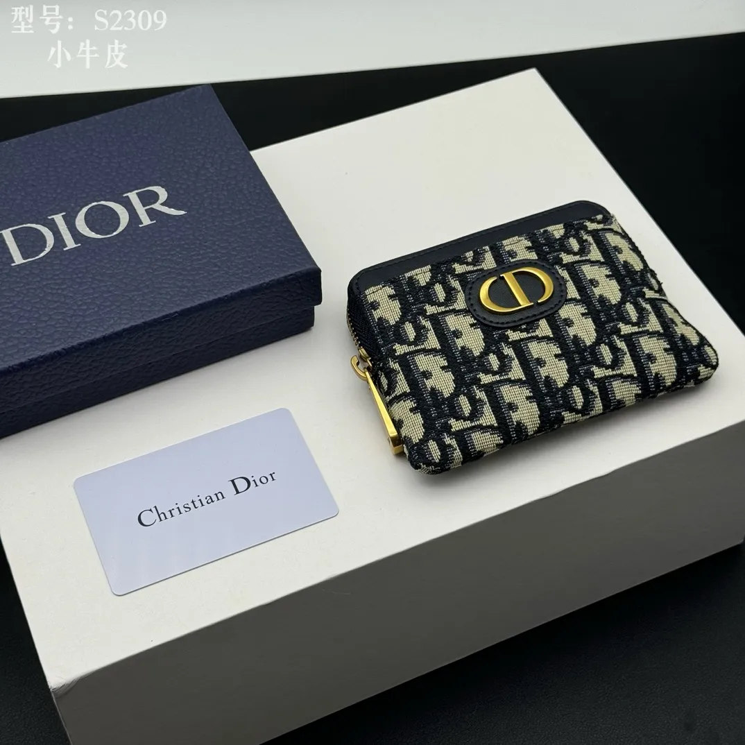💰130 💎Top quality, full leather inside and outside 💕 𝑫𝒊𝒐𝒓 Genuine products available at counters 💌 This Dior Caro Lavender wallet is a new style in the winter series, presenting an extremely practical design. Made of soft black calfskin with Cannage pattern stitching and CD logo on the front. This compact accessory features a zip compartment and card compartment for easy portability and can be paired with other Dior Caro creations. CD logo on front 4 card compartments 1 zipped compartment Dimensions: 11.5 x 9.5 x 2 cm Style number: S2309