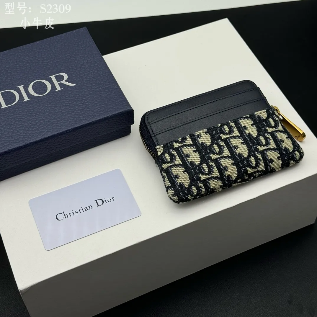 💰130 💎Top quality, full leather inside and outside 💕 𝑫𝒊𝒐𝒓 Genuine products available at counters 💌 This Dior Caro Lavender wallet is a new style in the winter series, presenting an extremely practical design. Made of soft black calfskin with Cannage pattern stitching and CD logo on the front. This compact accessory features a zip compartment and card compartment for easy portability and can be paired with other Dior Caro creations. CD logo on front 4 card compartments 1 zipped compartment Dimensions: 11.5 x 9.5 x 2 cm Style number: S2309