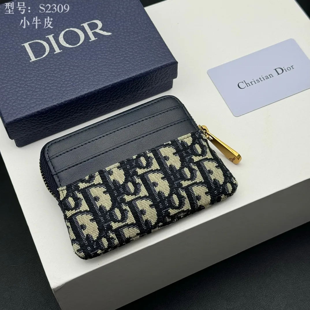 💰130 💎Top quality, full leather inside and outside 💕 𝑫𝒊𝒐𝒓 Genuine products available at counters 💌 This Dior Caro Lavender wallet is a new style in the winter series, presenting an extremely practical design. Made of soft black calfskin with Cannage pattern stitching and CD logo on the front. This compact accessory features a zip compartment and card compartment for easy portability and can be paired with other Dior Caro creations. CD logo on front 4 card compartments 1 zipped compartment Dimensions: 11.5 x 9.5 x 2 cm Style number: S2309