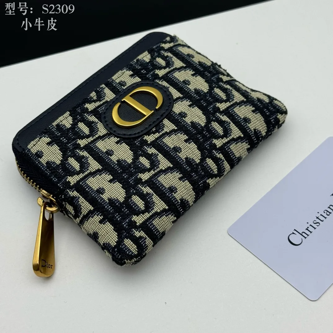 💰130 💎Top quality, full leather inside and outside 💕 𝑫𝒊𝒐𝒓 Genuine products available at counters 💌 This Dior Caro Lavender wallet is a new style in the winter series, presenting an extremely practical design. Made of soft black calfskin with Cannage pattern stitching and CD logo on the front. This compact accessory features a zip compartment and card compartment for easy portability and can be paired with other Dior Caro creations. CD logo on front 4 card compartments 1 zipped compartment Dimensions: 11.5 x 9.5 x 2 cm Style number: S2309