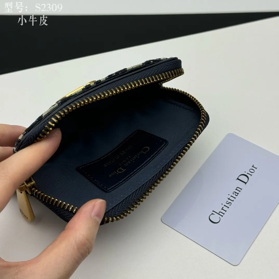 💰130 💎Top quality, full leather inside and outside 💕 𝑫𝒊𝒐𝒓 Genuine products available at counters 💌 This Dior Caro Lavender wallet is a new style in the winter series, presenting an extremely practical design. Made of soft black calfskin with Cannage pattern stitching and CD logo on the front. This compact accessory features a zip compartment and card compartment for easy portability and can be paired with other Dior Caro creations. CD logo on front 4 card compartments 1 zipped compartment Dimensions: 11.5 x 9.5 x 2 cm Style number: S2309