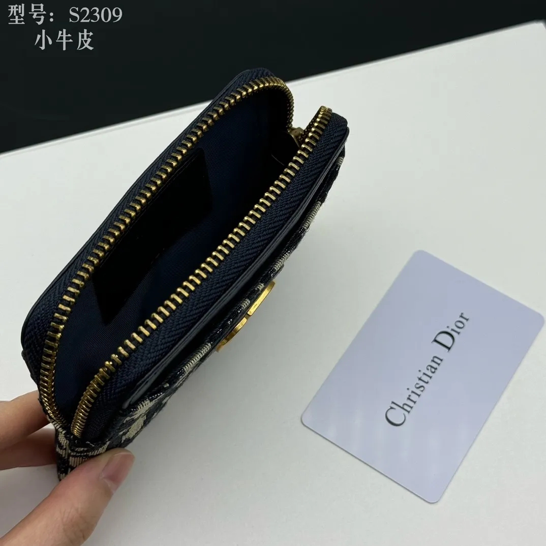💰130 💎Top quality, full leather inside and outside 💕 𝑫𝒊𝒐𝒓 Genuine products available at counters 💌 This Dior Caro Lavender wallet is a new style in the winter series, presenting an extremely practical design. Made of soft black calfskin with Cannage pattern stitching and CD logo on the front. This compact accessory features a zip compartment and card compartment for easy portability and can be paired with other Dior Caro creations. CD logo on front 4 card compartments 1 zipped compartment Dimensions: 11.5 x 9.5 x 2 cm Style number: S2309