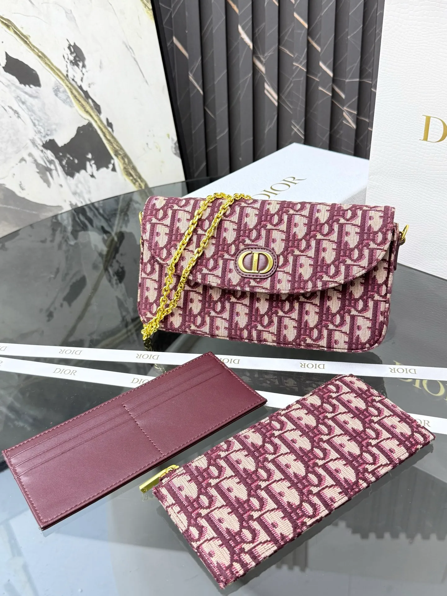 💰290💰New🎀🎀DIOR Dior’s latest crossbody bag for autumn and winter 2025. The shape of the 3-in-1 bag is so cute, it is small and exquisite. It is made of Obliaue presbyopic fabric and the iconic letters enhance the style. The 3-in-1 capacity can store various daily necessities and mobile phone card change. It can be beautiful when you go out every day. Size: 21.5*12*2cm No.: S4306 Color: gray, white, blue, maroon