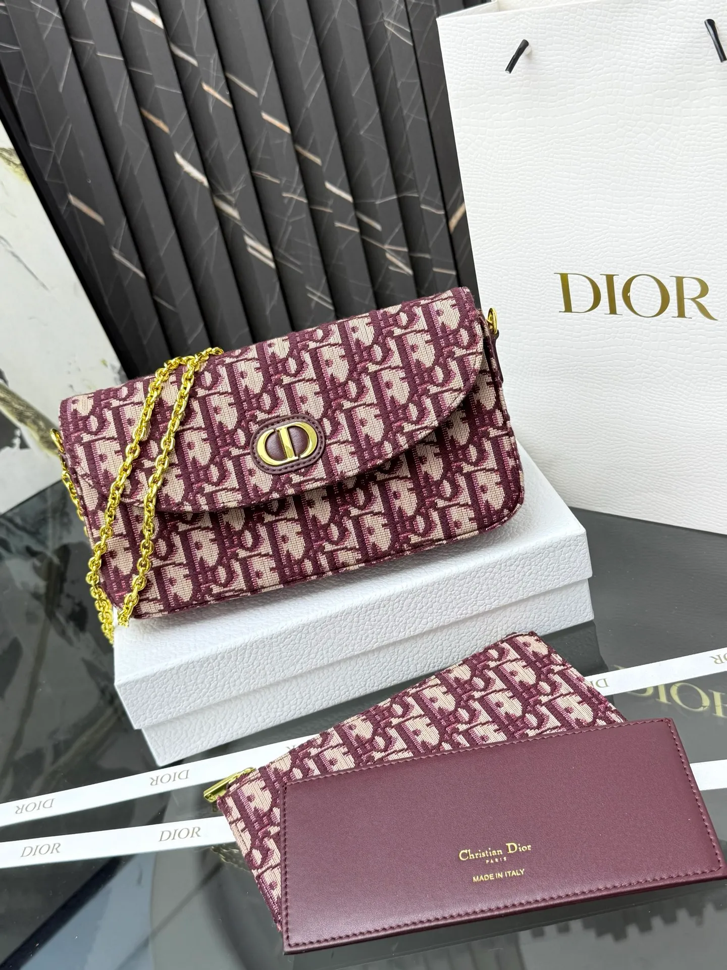 💰290💰New🎀🎀DIOR Dior’s latest crossbody bag for autumn and winter 2025. The shape of the 3-in-1 bag is so cute, it is small and exquisite. It is made of Obliaue presbyopic fabric and the iconic letters enhance the style. The 3-in-1 capacity can store various daily necessities and mobile phone card change. It can be beautiful when you go out every day. Size: 21.5*12*2cm No.: S4306 Color: gray, white, blue, maroon