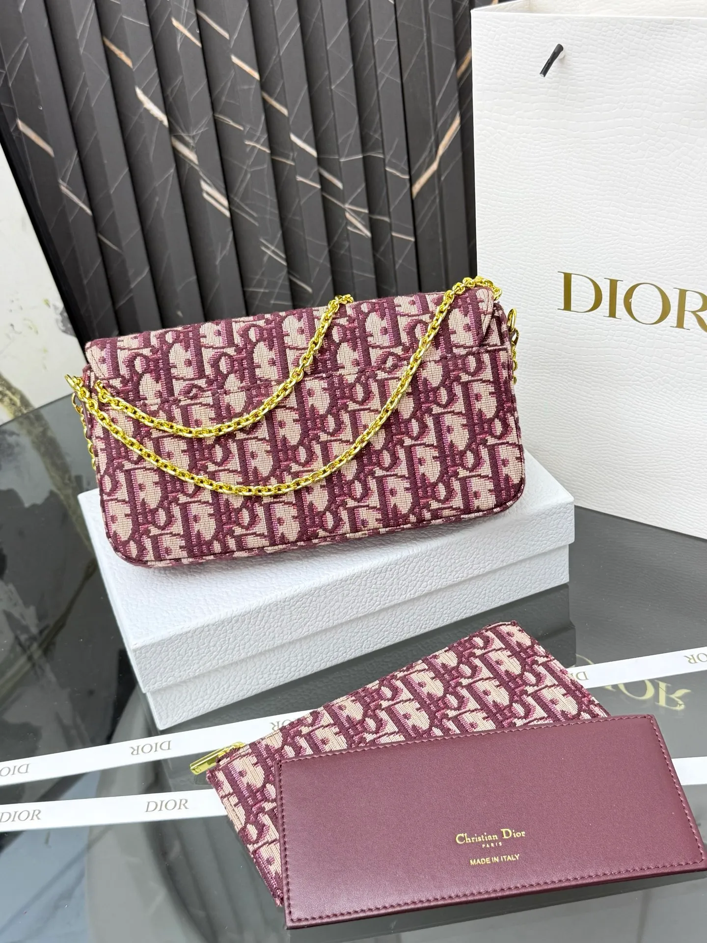 💰290💰New🎀🎀DIOR Dior’s latest crossbody bag for autumn and winter 2025. The shape of the 3-in-1 bag is so cute, it is small and exquisite. It is made of Obliaue presbyopic fabric and the iconic letters enhance the style. The 3-in-1 capacity can store various daily necessities and mobile phone card change. It can be beautiful when you go out every day. Size: 21.5*12*2cm No.: S4306 Color: gray, white, blue, maroon