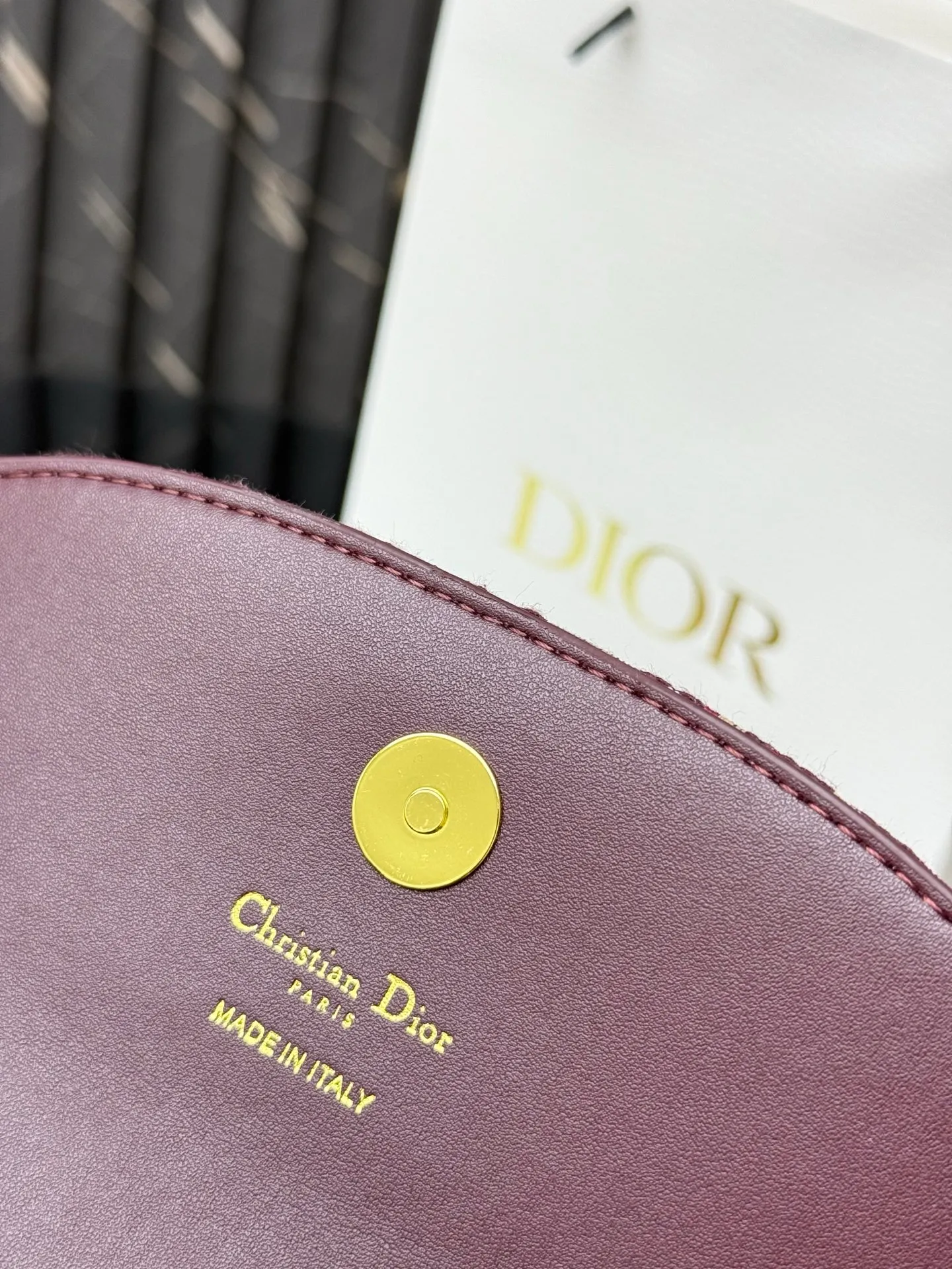 💰290💰New🎀🎀DIOR Dior’s latest crossbody bag for autumn and winter 2025. The shape of the 3-in-1 bag is so cute, it is small and exquisite. It is made of Obliaue presbyopic fabric and the iconic letters enhance the style. The 3-in-1 capacity can store various daily necessities and mobile phone card change. It can be beautiful when you go out every day. Size: 21.5*12*2cm No.: S4306 Color: gray, white, blue, maroon
