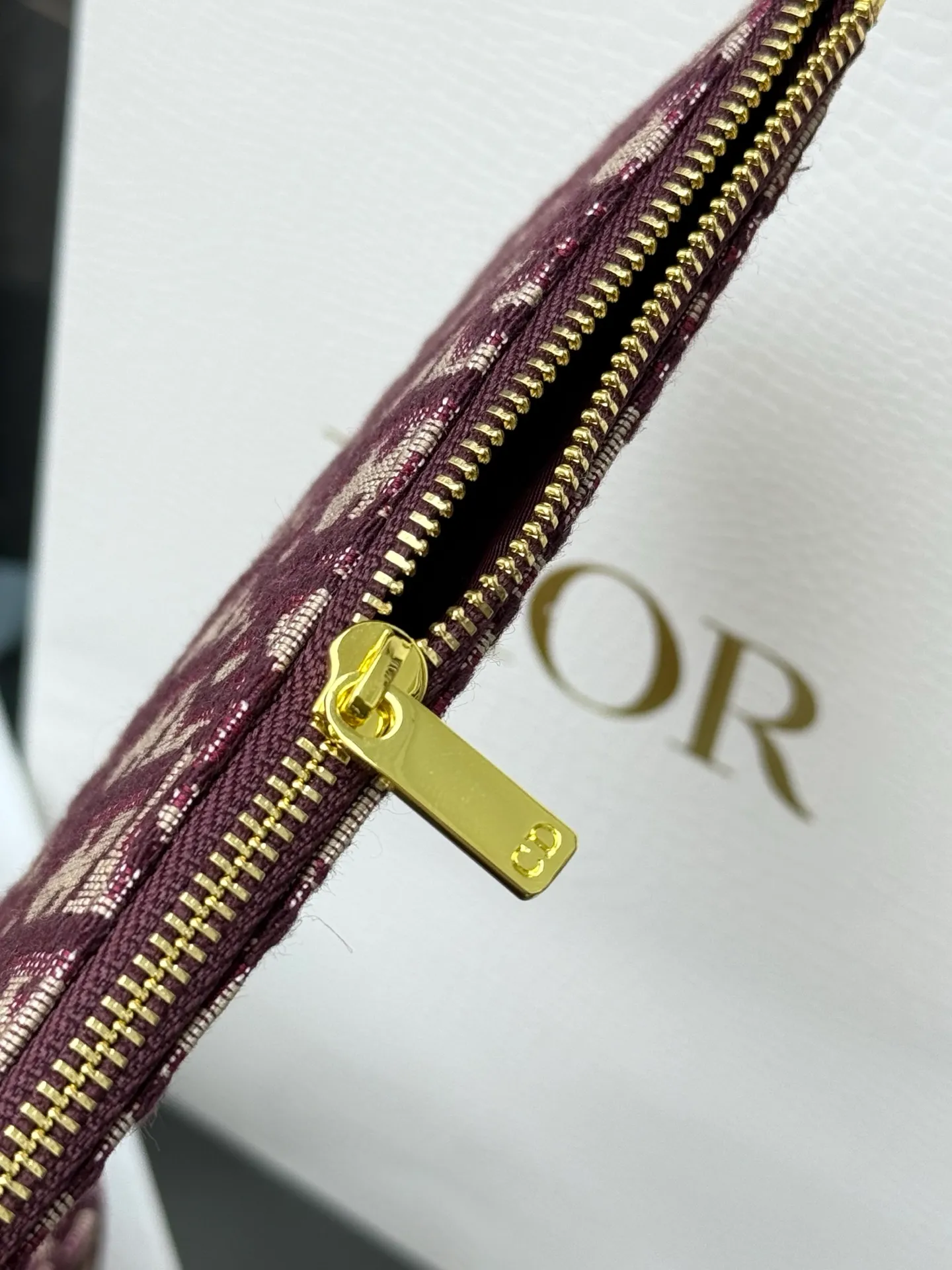 💰290💰New🎀🎀DIOR Dior’s latest crossbody bag for autumn and winter 2025. The shape of the 3-in-1 bag is so cute, it is small and exquisite. It is made of Obliaue presbyopic fabric and the iconic letters enhance the style. The 3-in-1 capacity can store various daily necessities and mobile phone card change. It can be beautiful when you go out every day. Size: 21.5*12*2cm No.: S4306 Color: gray, white, blue, maroon